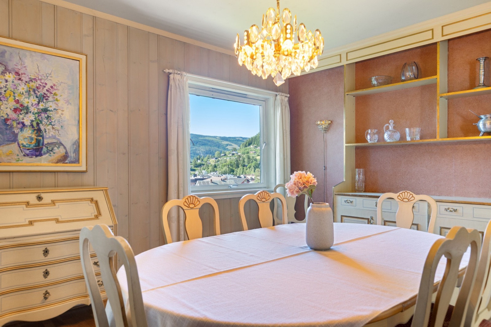 I spisestuen er det dels panel, dels tapet på veggene. Galleribilde