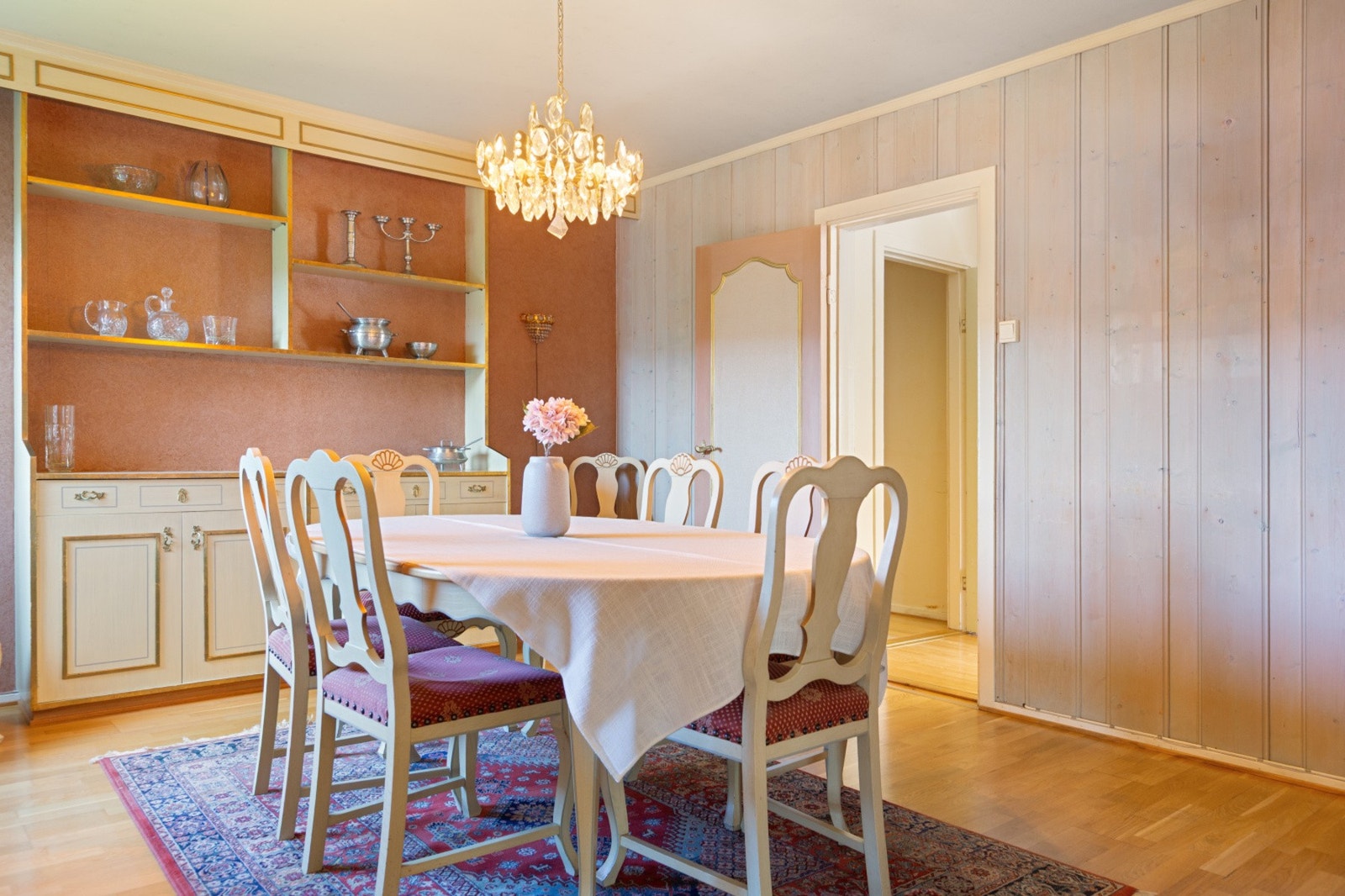 Flott spisestue med plass for å samle familie og venner til et godt måltid. Galleribilde