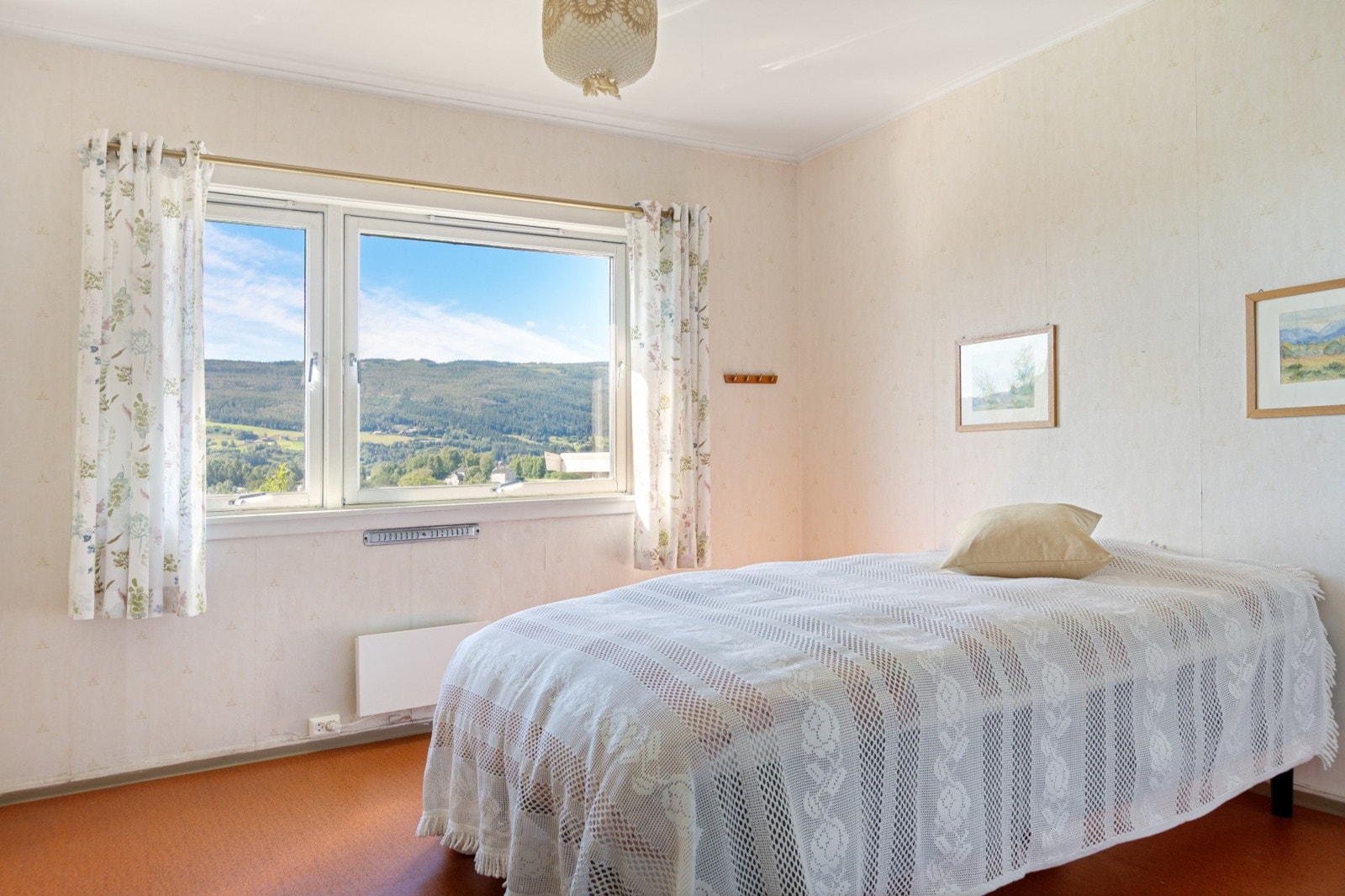 Soverom 2 er hovedsoverommet, dette er lyst med store vinduer. Galleribilde