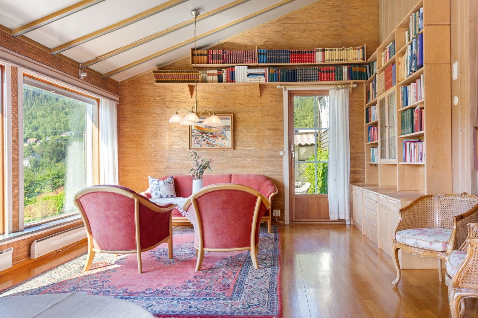 Stuen har flere møbleringsmuligheter av ulike sosiale soner. Herfra er det utgang ut til uteplassen. Galleribilde