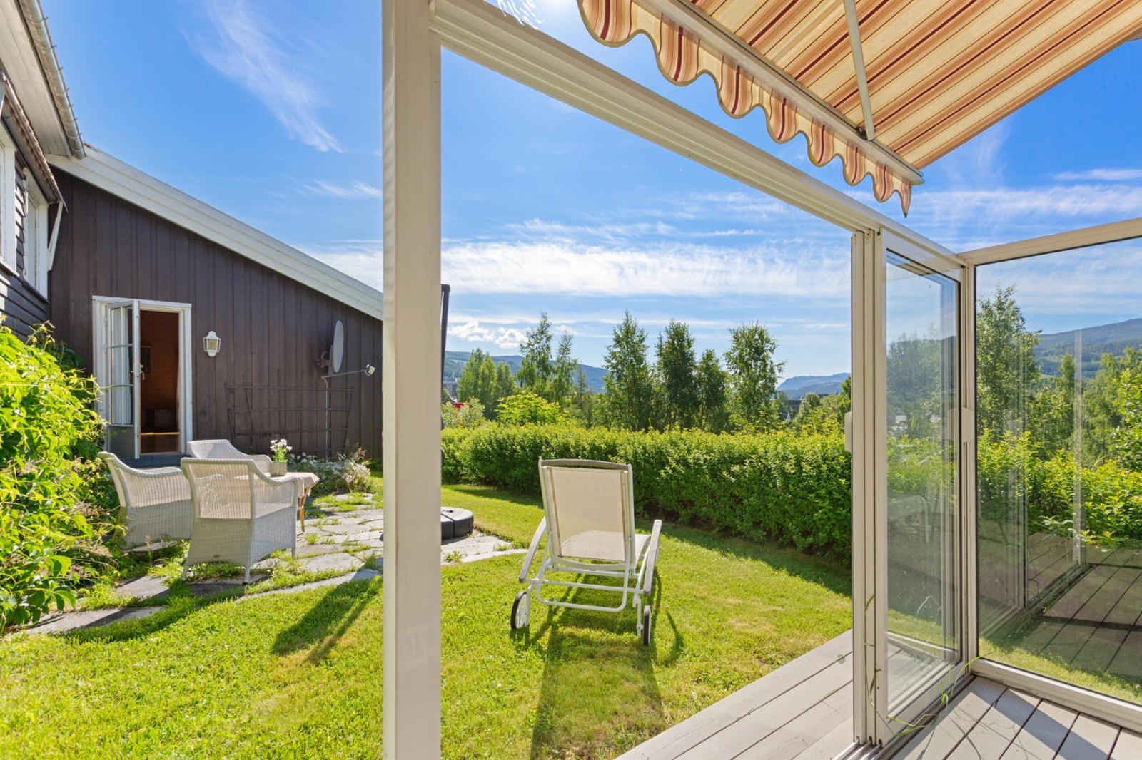 Eiendommen ligger skjermet, men likevel svært sentralt til. Galleribilde