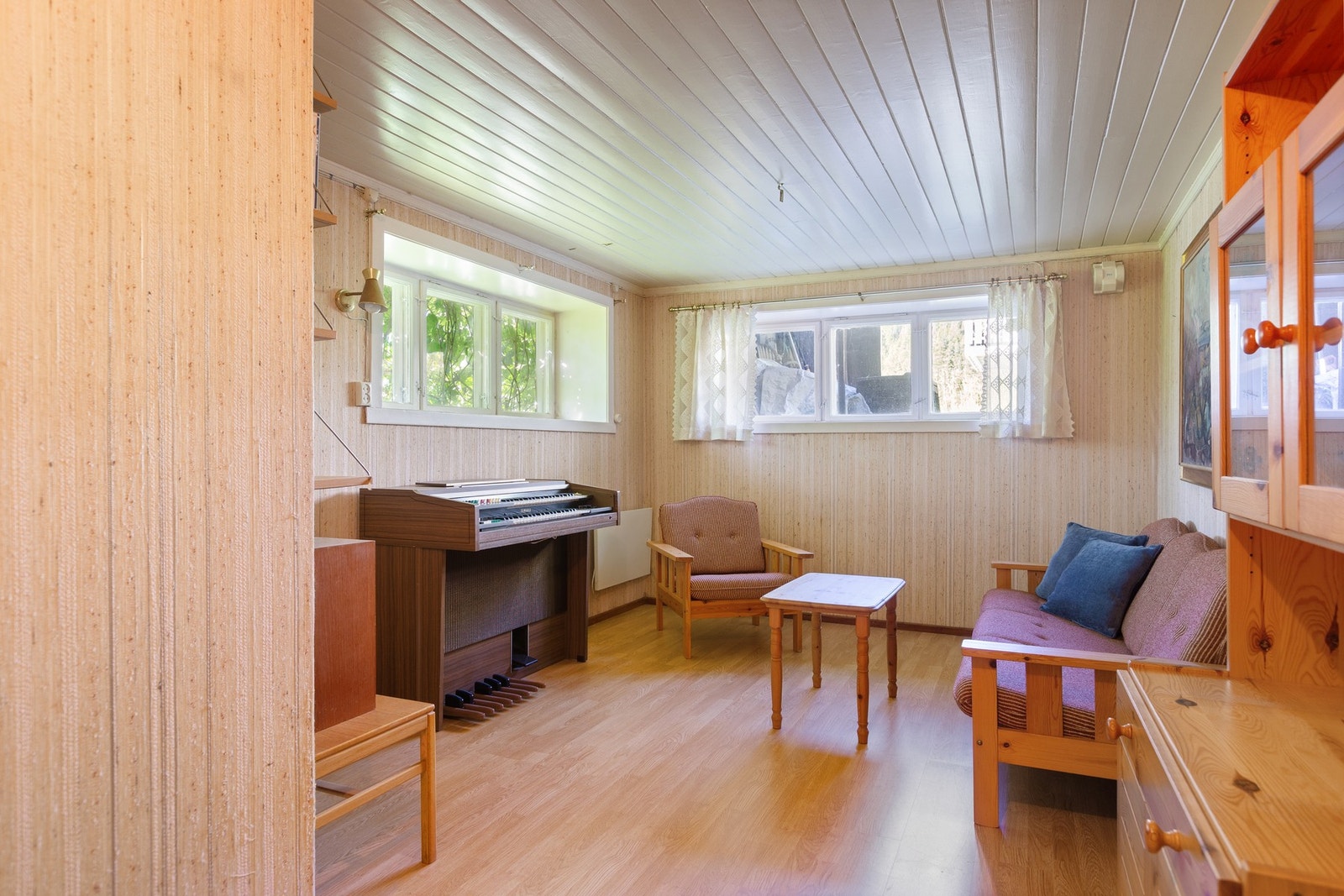 Stue i 1. etasje med god plass til møblering med sofagruppe. Galleribilde