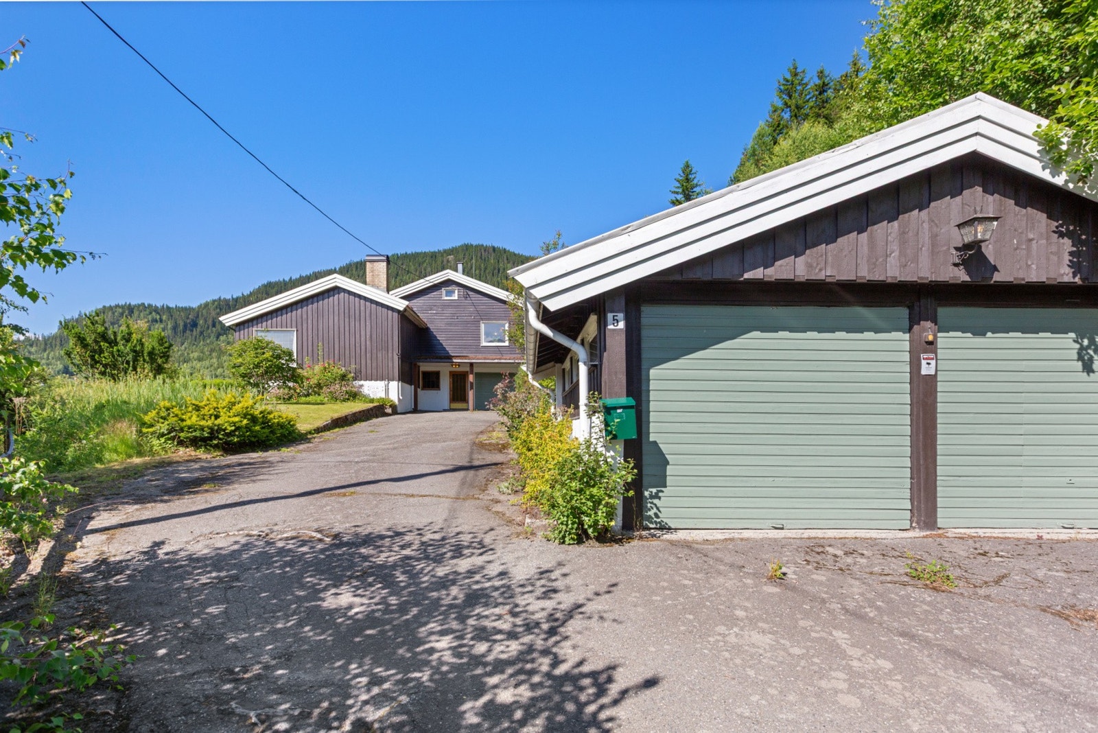 Dobbeltgarasje med biloppstillingsplass til to biler. Det er varmekabler i garasjen og i asfalten foran garasje for å unngå is og snø på vinterstid. Galleribilde