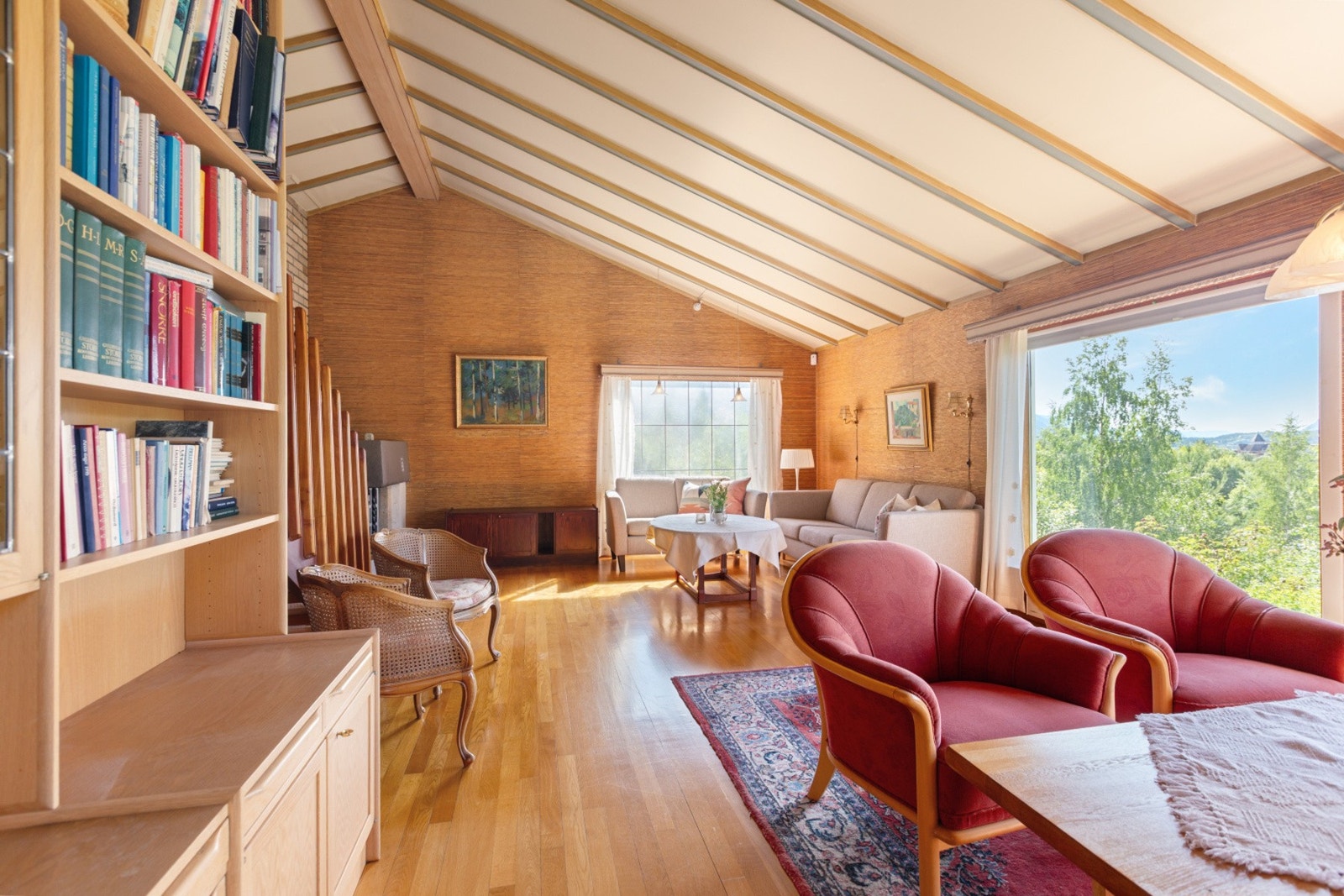 Stuen har god takhøyde og store vindusflater som slipper inn godt med naturlig lys. Galleribilde