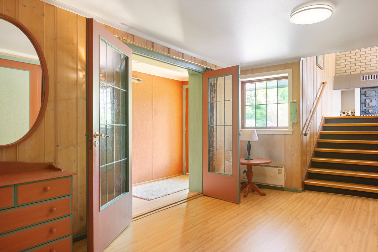 Velkommen inn! Romslig gang med garderobeskap med god plass til oppbevaring av klær. Galleribilde