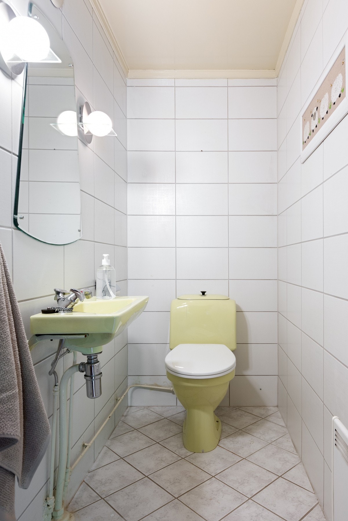 Toalettrom i 1. etasje med toalett, servant og flislagte overflater med varmekabler i gulv. Galleribilde