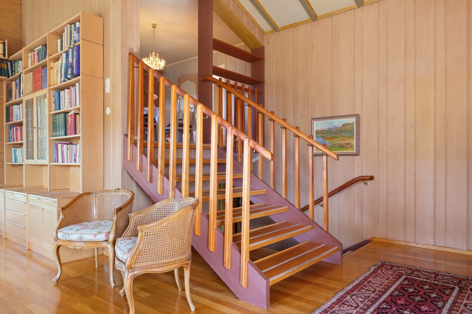 Fra stuen er det videre trapp opp til spisestuen. Galleribilde