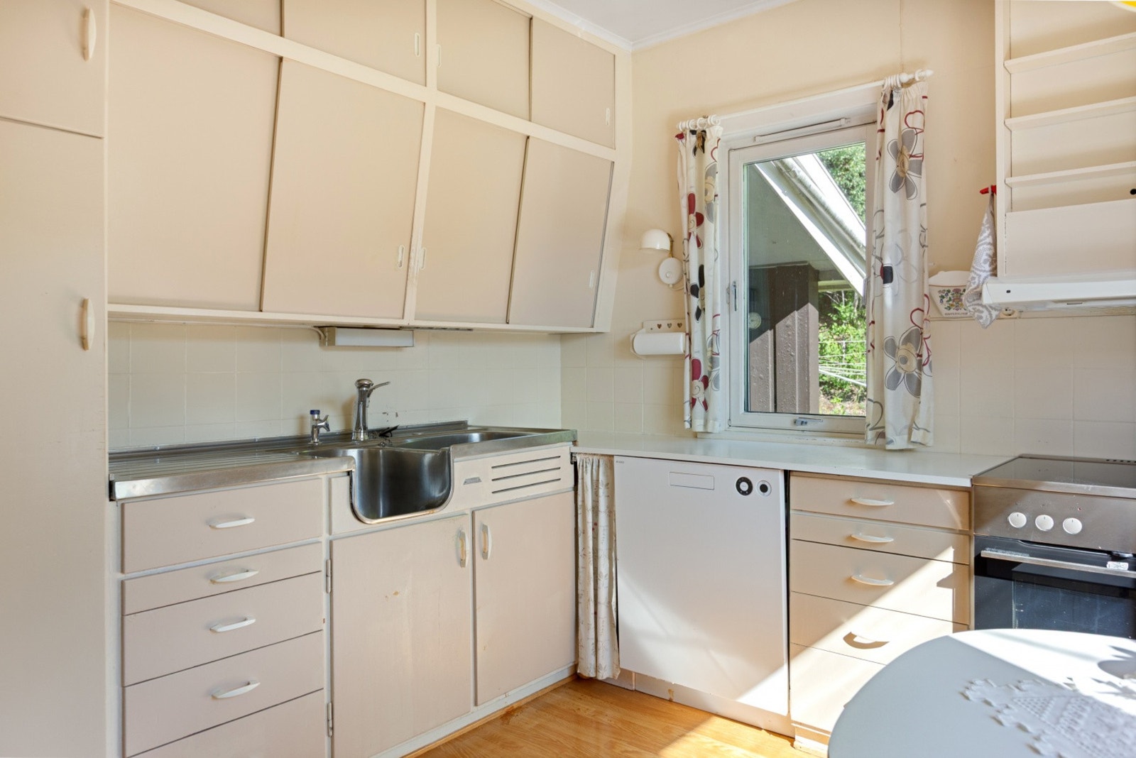 Eldre kjøkkeninnredning med over- og underskap. Galleribilde