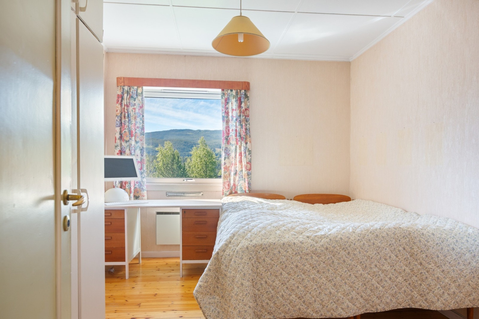 Soverom 1 med plass til dobbeltseng og plassbygde skap. Galleribilde