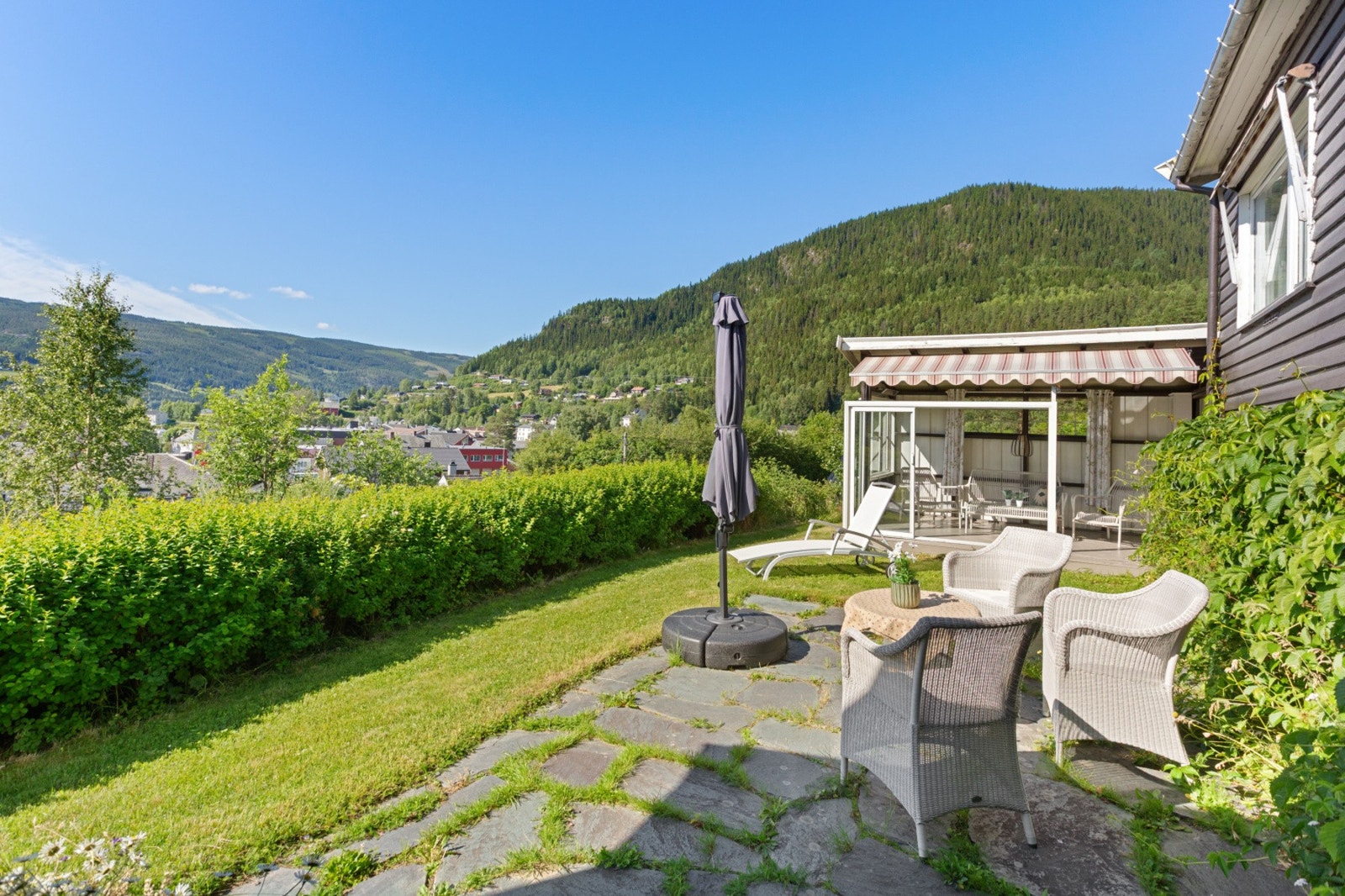 Hyggelig og skjermet uteplass belagt med skifer. Galleribilde