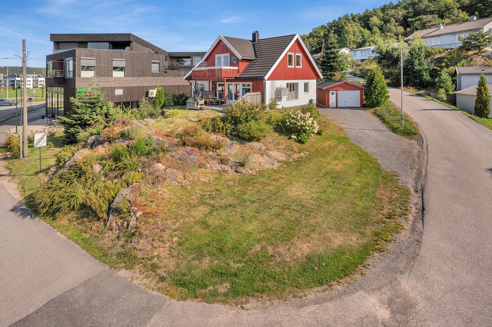 Ryddig og velstelt tomt med flott beplantning. Meget fin beliggenhet i et barnevennlig boligområde på nydelige Hamresanden. Galleribilde