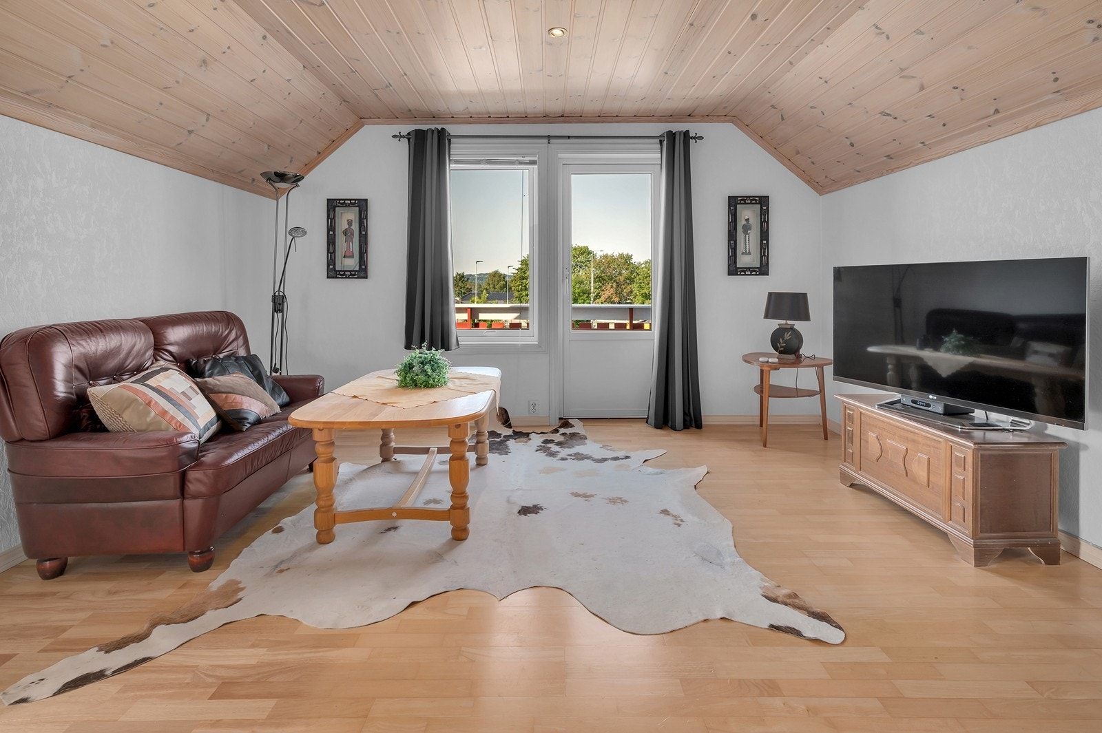 Loftstue med utgang til balkong. Galleribilde