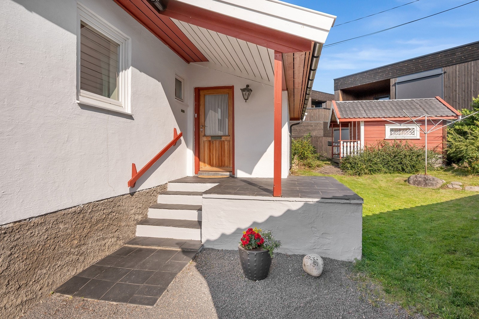 Innbydende og delvis overbygd inngangsparti. Velkommen inn! Galleribilde