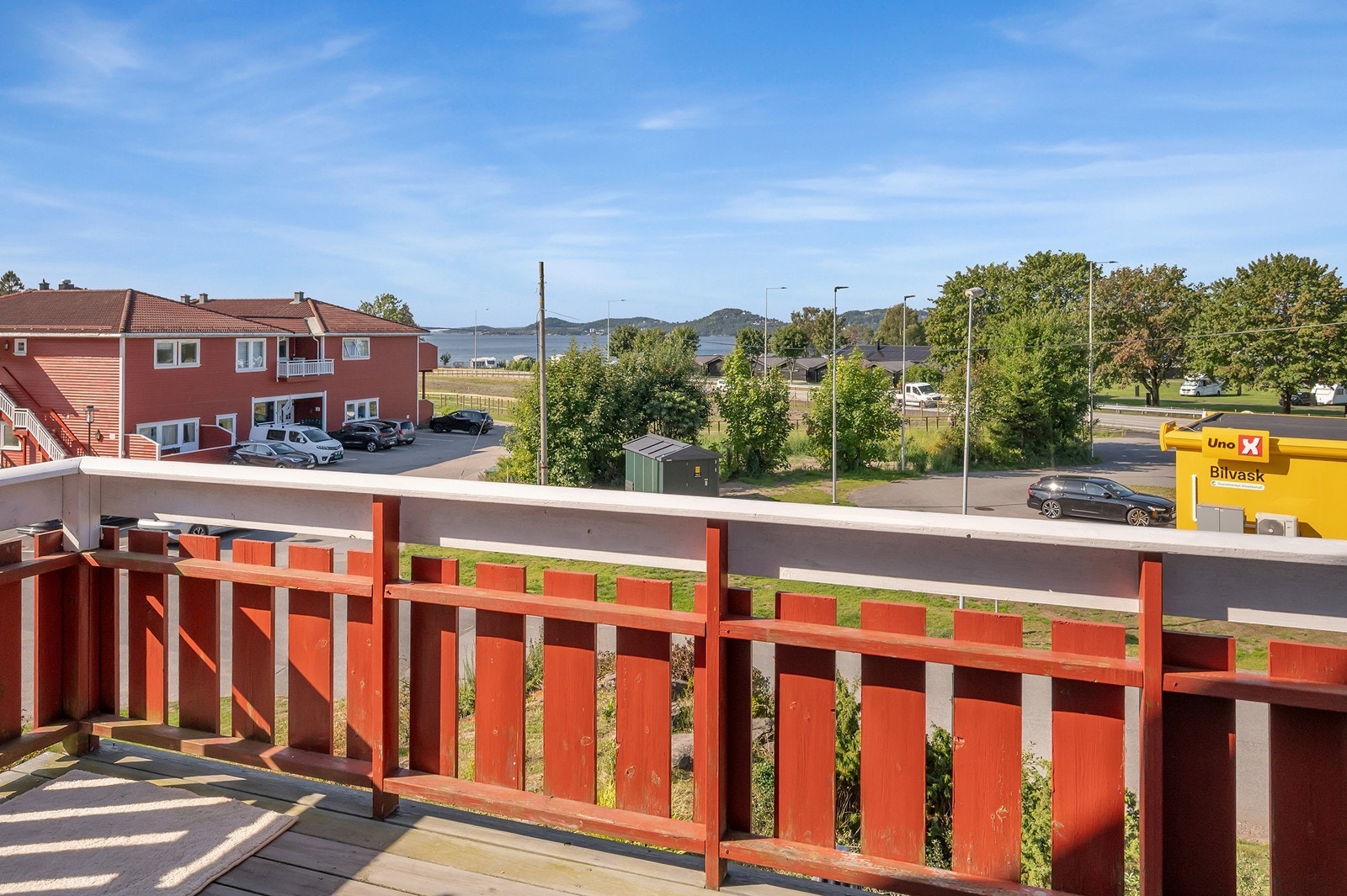 Utsikt fra balkong mot sjøen og Hamresanden. Galleribilde