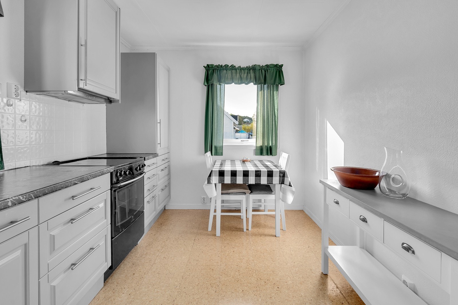 Koselig spisehjørne ved vindu. Galleribilde