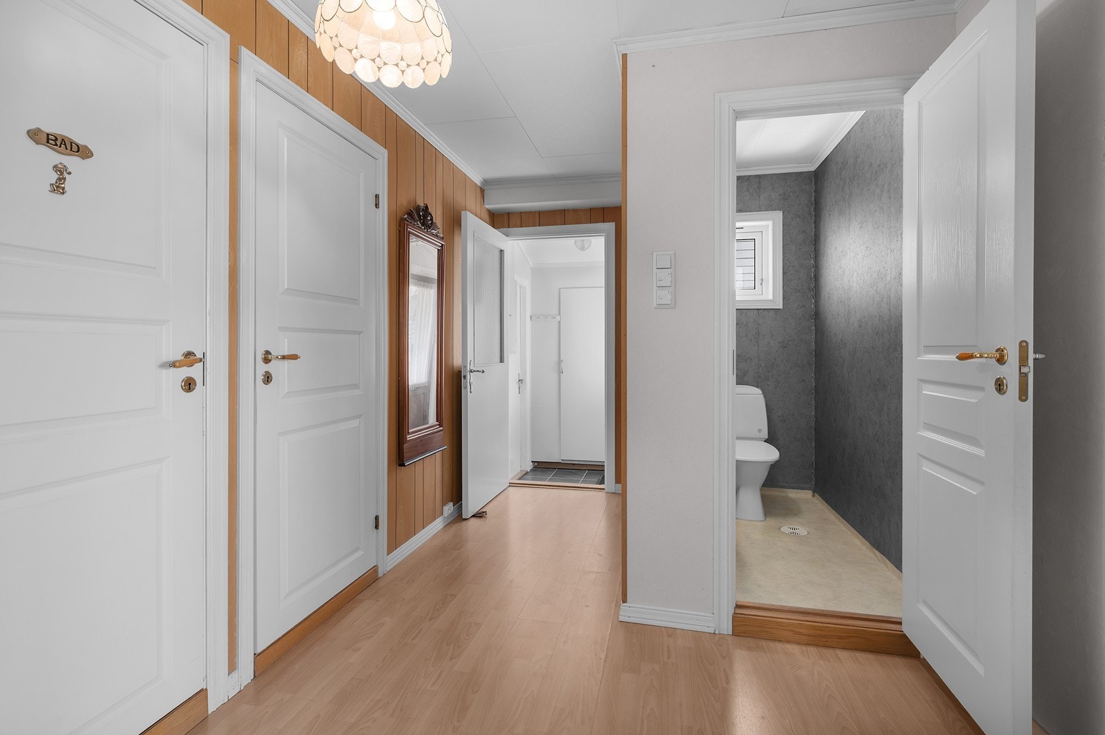 Gang med tilgang til bad og separat toalettrom. Galleribilde