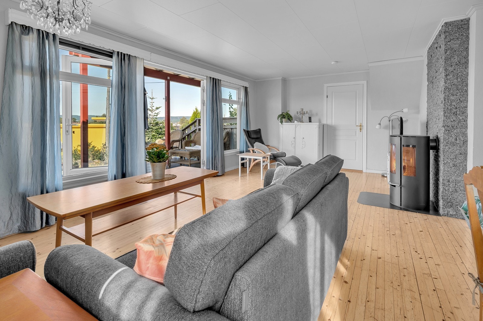 Romslig stue med vedovn og utgang til terrasse. Galleribilde