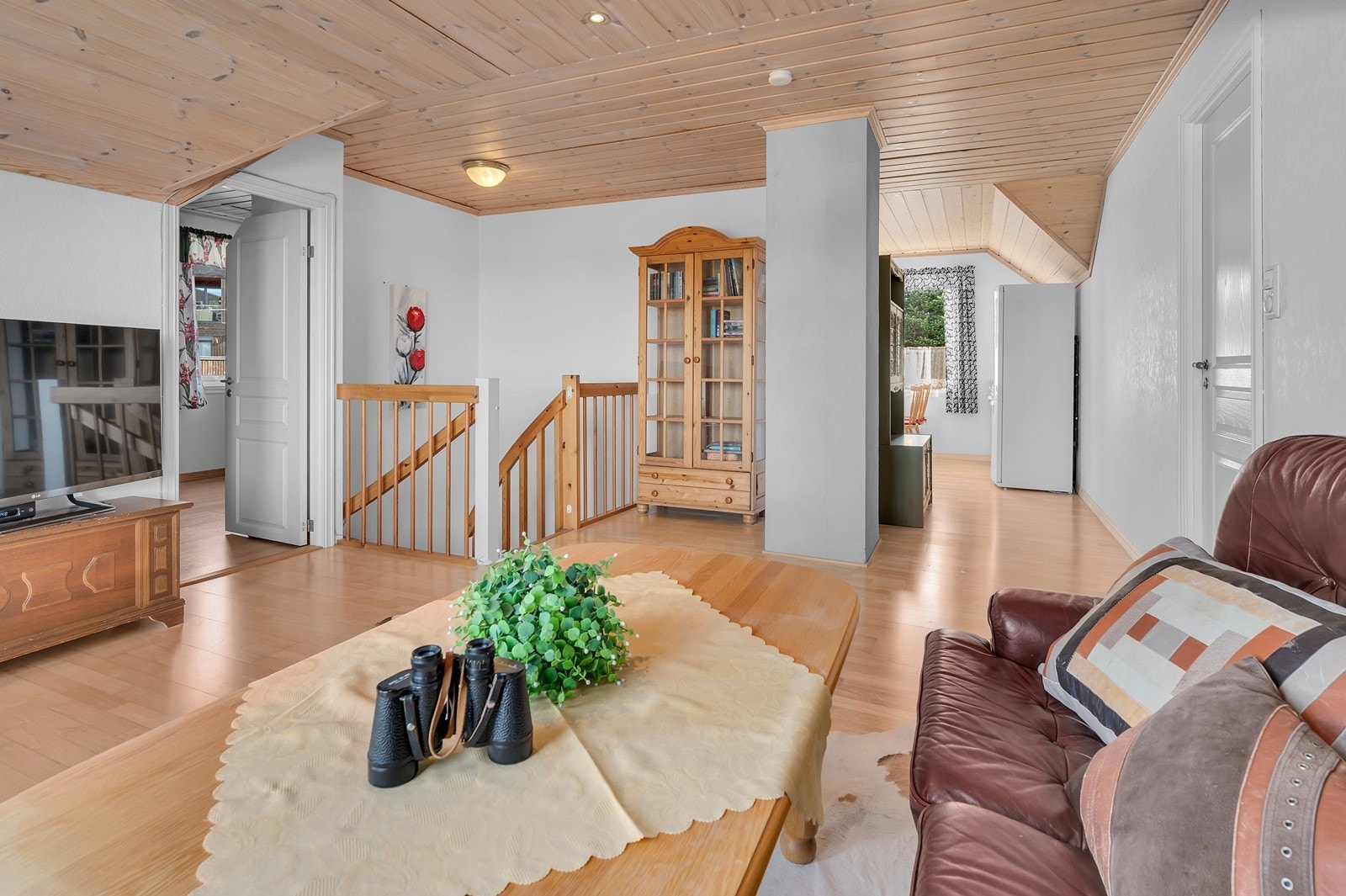 Romslig loftstue med god plass til møbler og sosialt samvær. Galleribilde