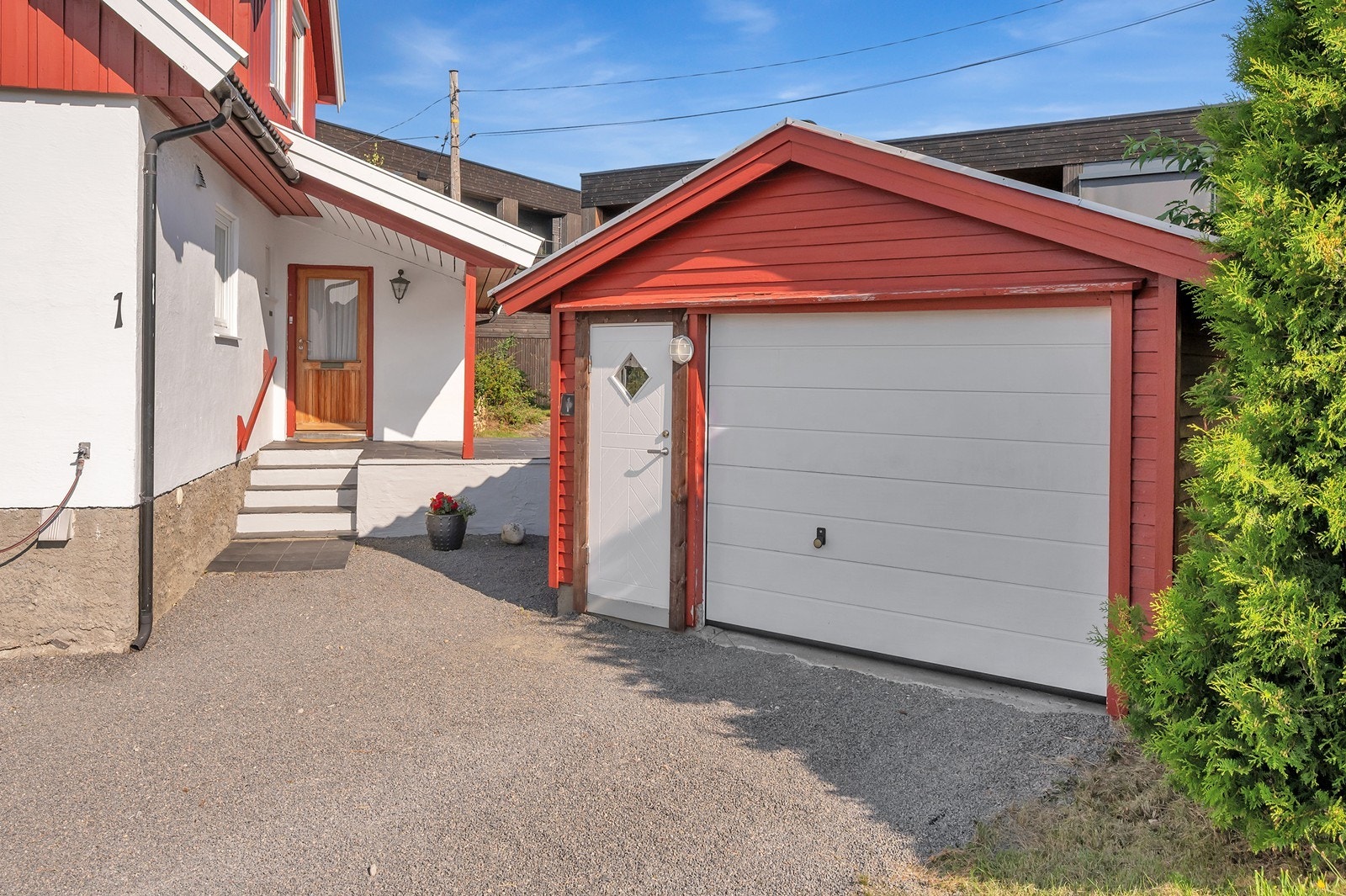 Garasje og biloppstillingsplass på tomten. Galleribilde