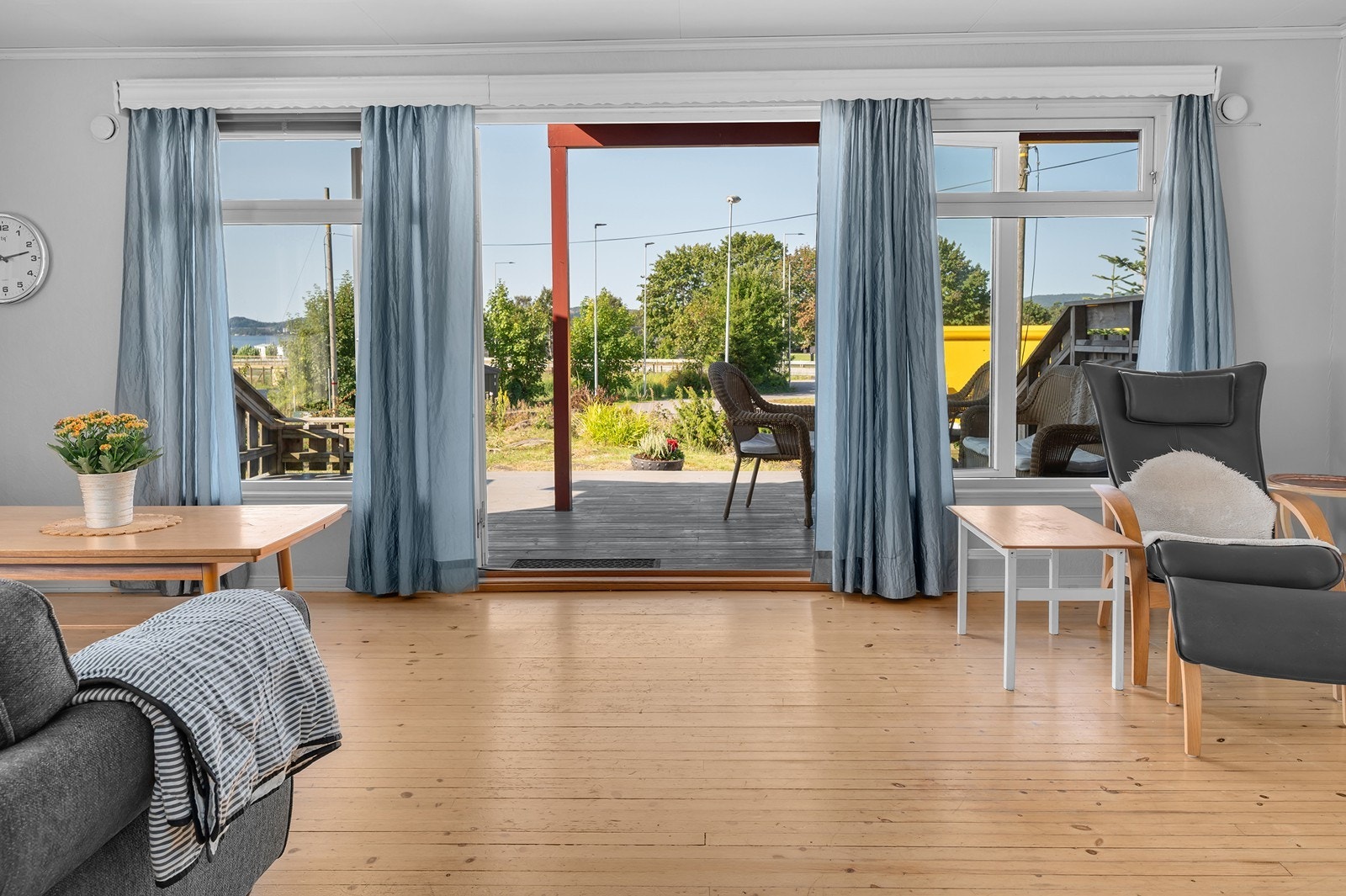 Store vindusflater som slipper inn mye lys og gir sjøutsikt. Galleribilde