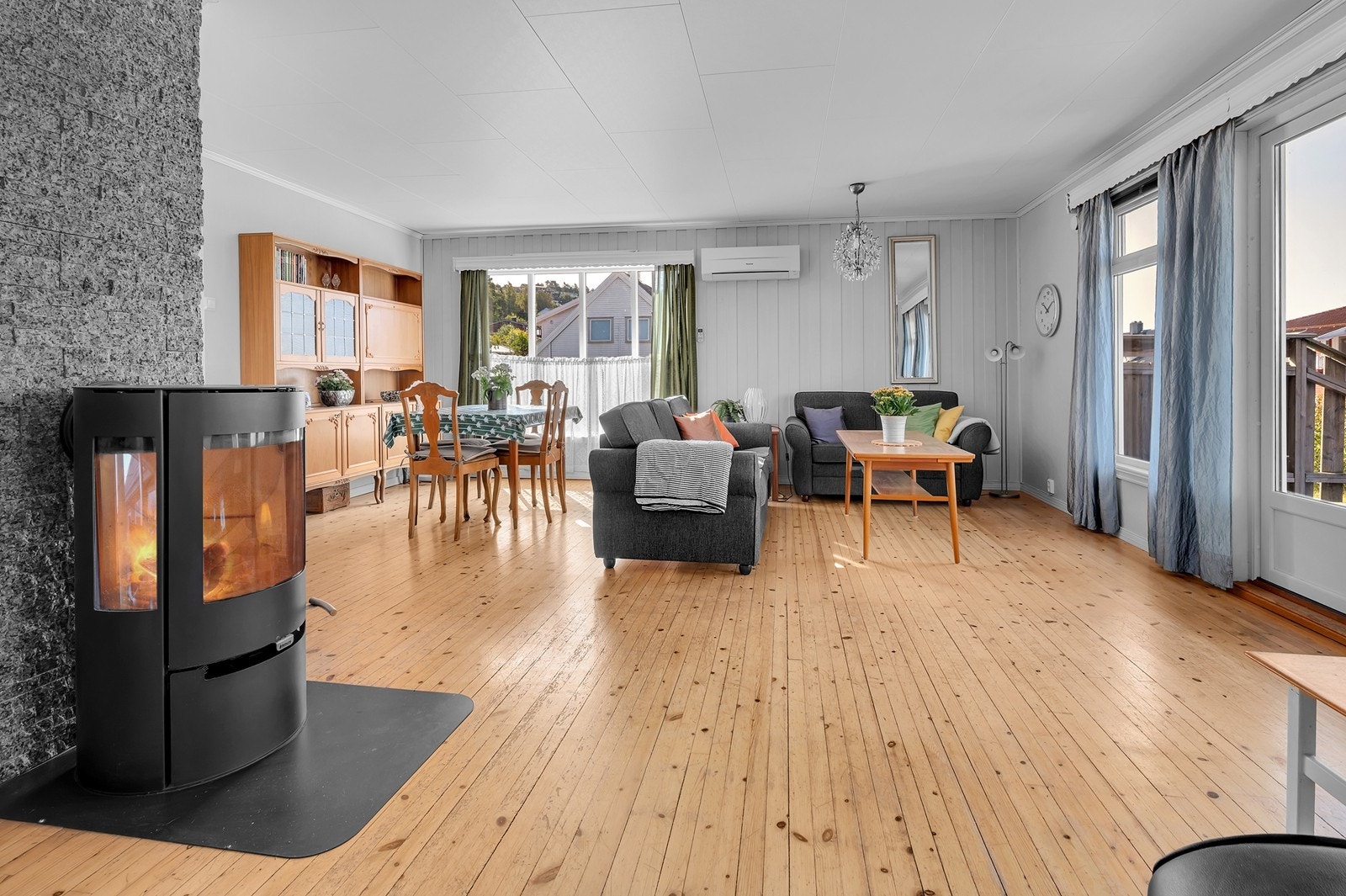 Luftig romløsning med flere innredningsmuligheter. Varmepumpe i stue. Galleribilde