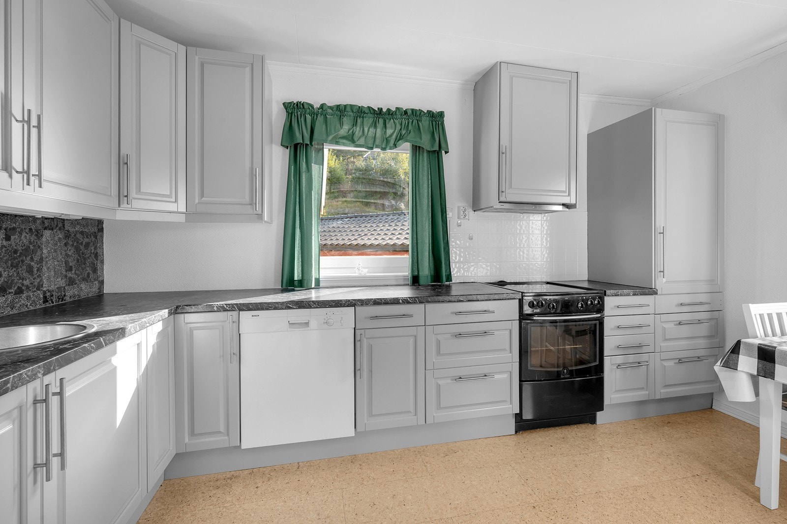 Klassisk utforming med godt med skap- og benkeplass. Galleribilde