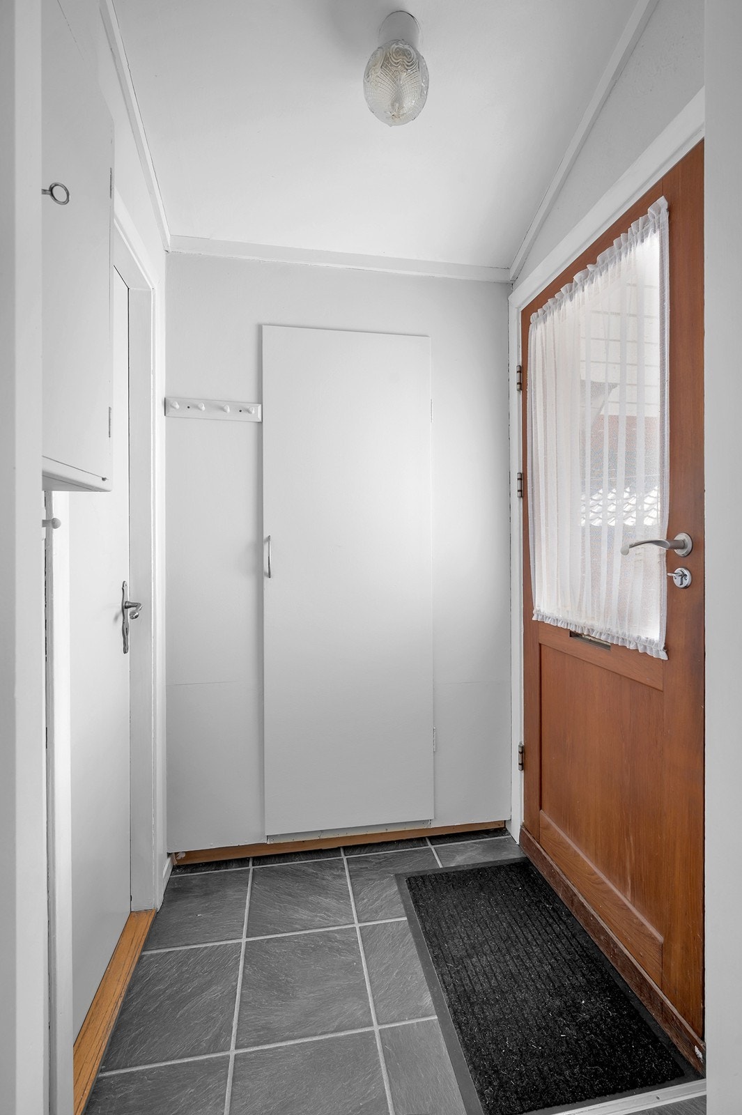 Praktisk vindfang ved inngangsdør. Galleribilde