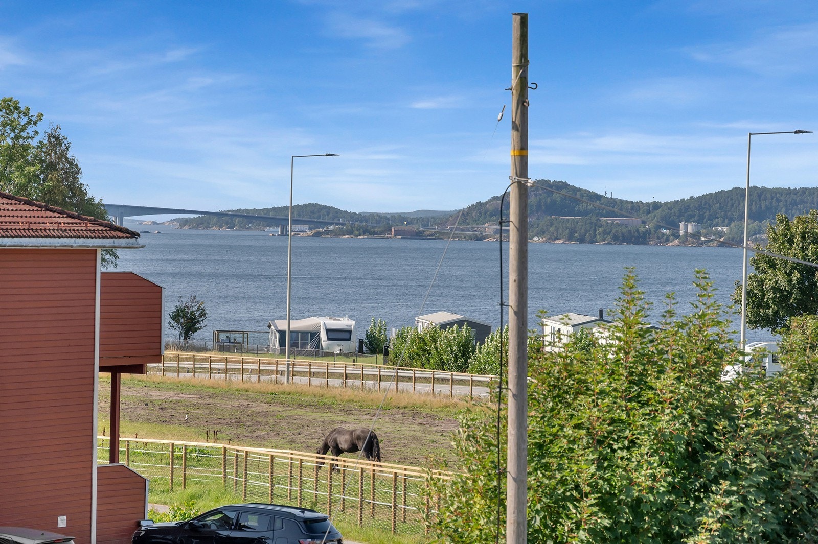 Flott utsyn mot sjøen og nærområdet. Galleribilde