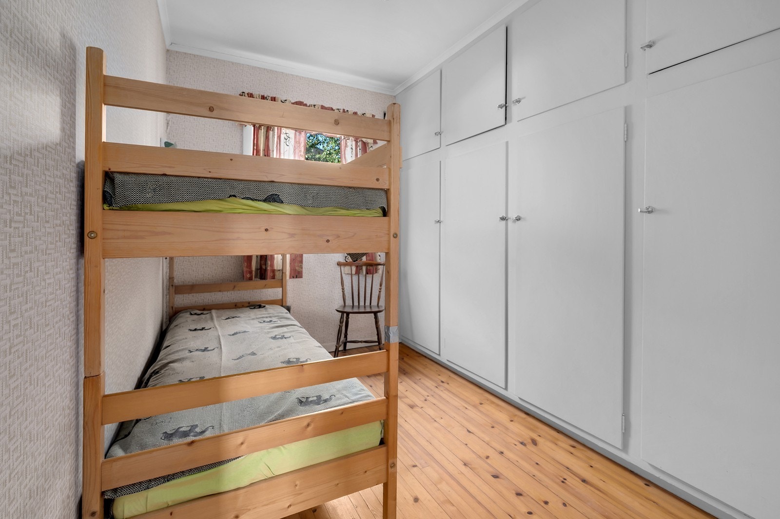 Lyst og praktisk soverom med plass til køyeseng og godt med skapplass. Soverom nr. 4 Galleribilde