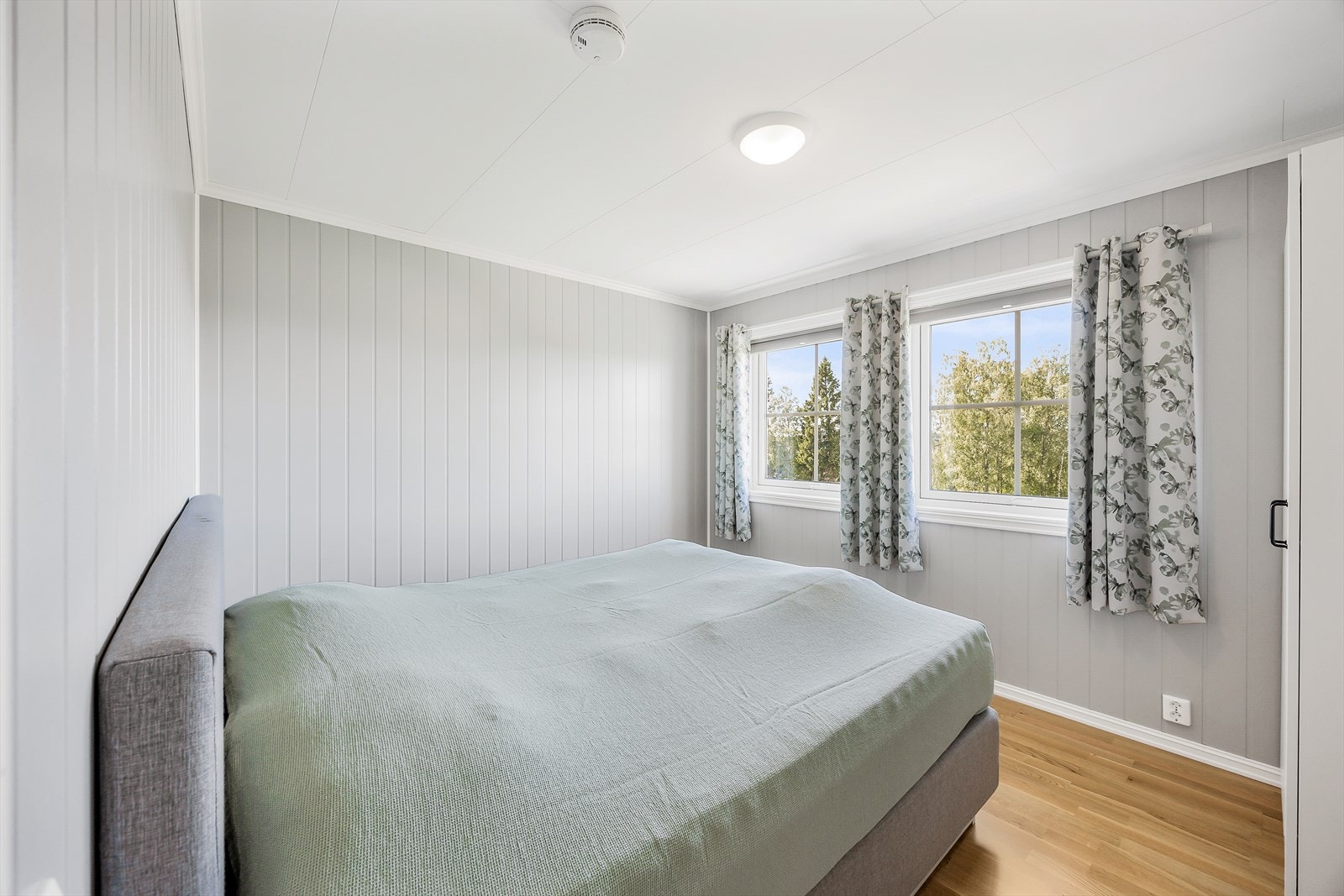 Naturlig lys gjør soverommet luftig og innbydende. Galleribilde