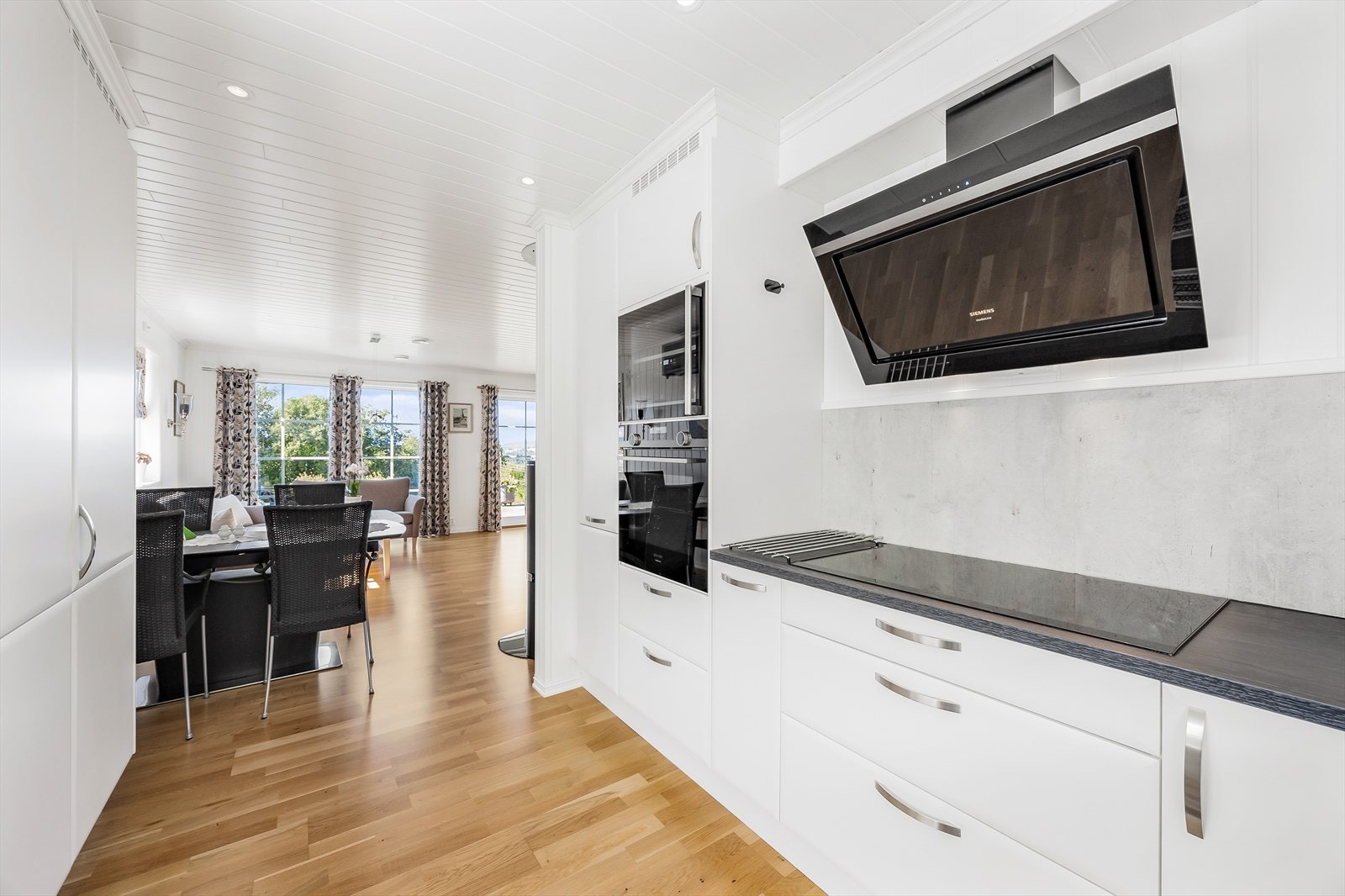 Kjøkkenet har en åpen løsning mot stuen - sosialt og funksjonelt. Galleribilde