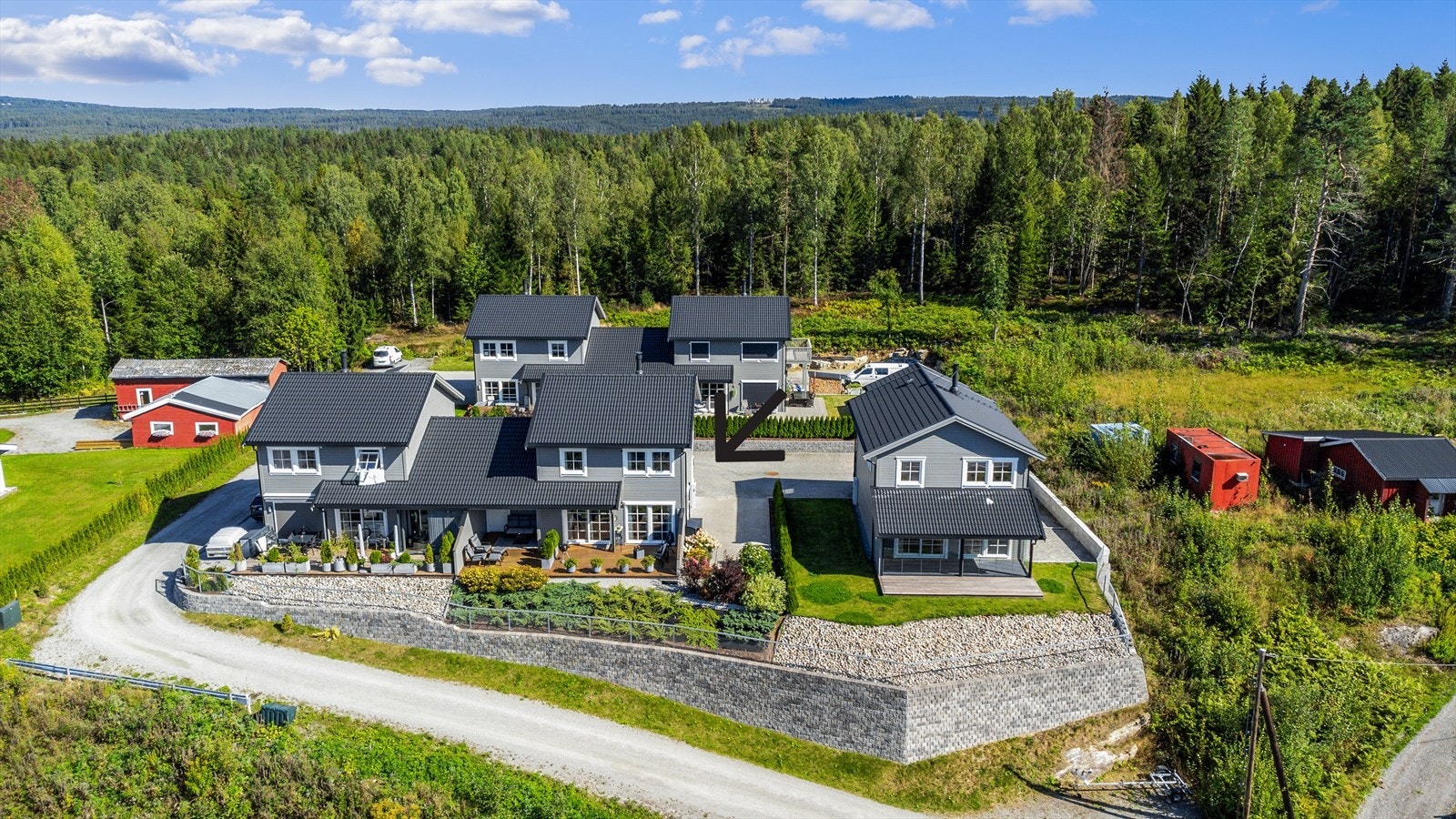 Oversiktsbide som viser boligene og den flotte naturen i bakkant. Galleribilde