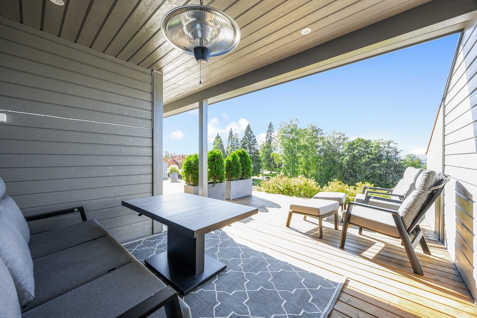 Takoverbygg på deler av terrassen med downlights i himling. Galleribilde