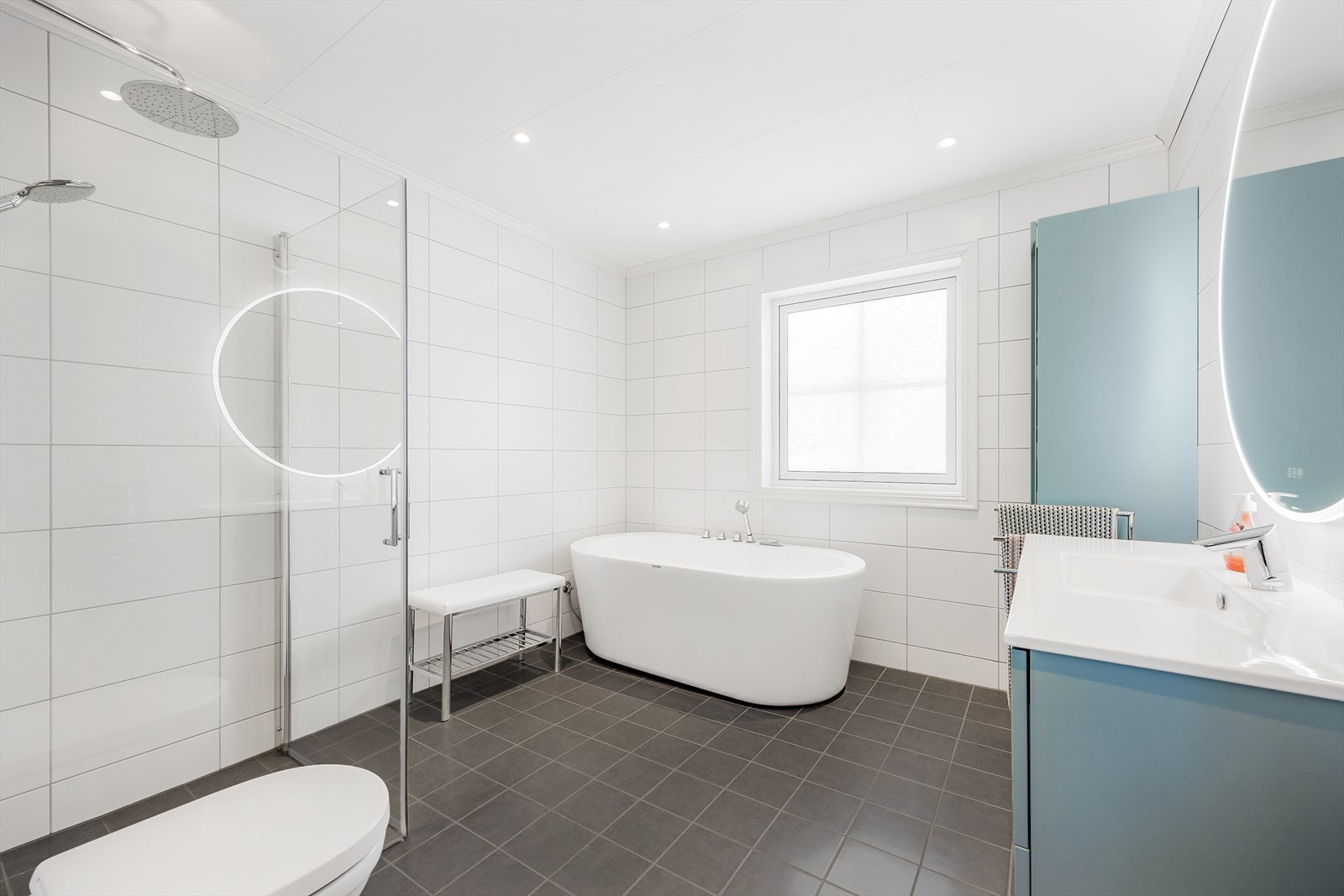 Romslig flislagt bad med gulvvarme, og downlights i himling. Galleribilde