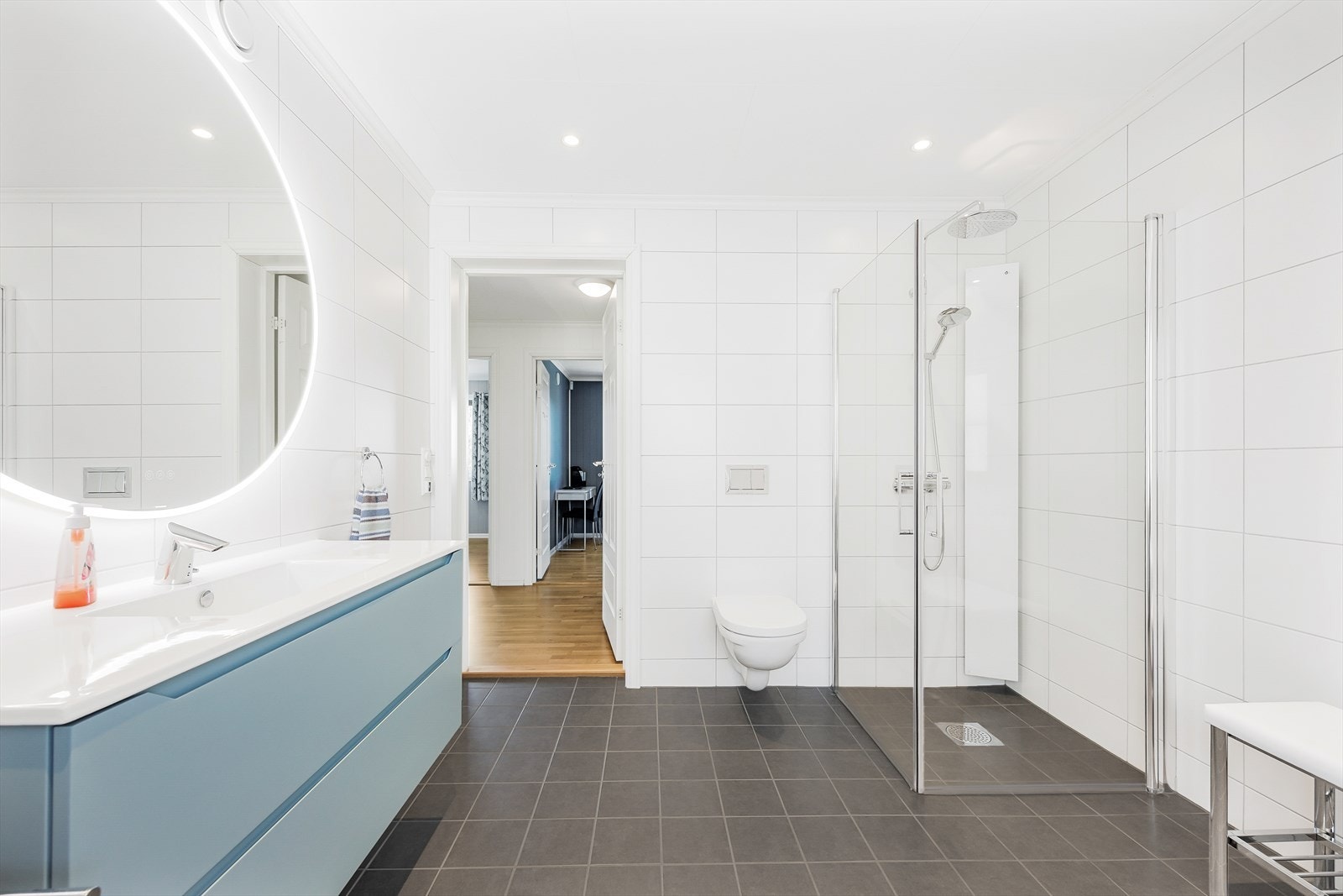 Dusjhjørne med innfellbare glassvegger. Galleribilde