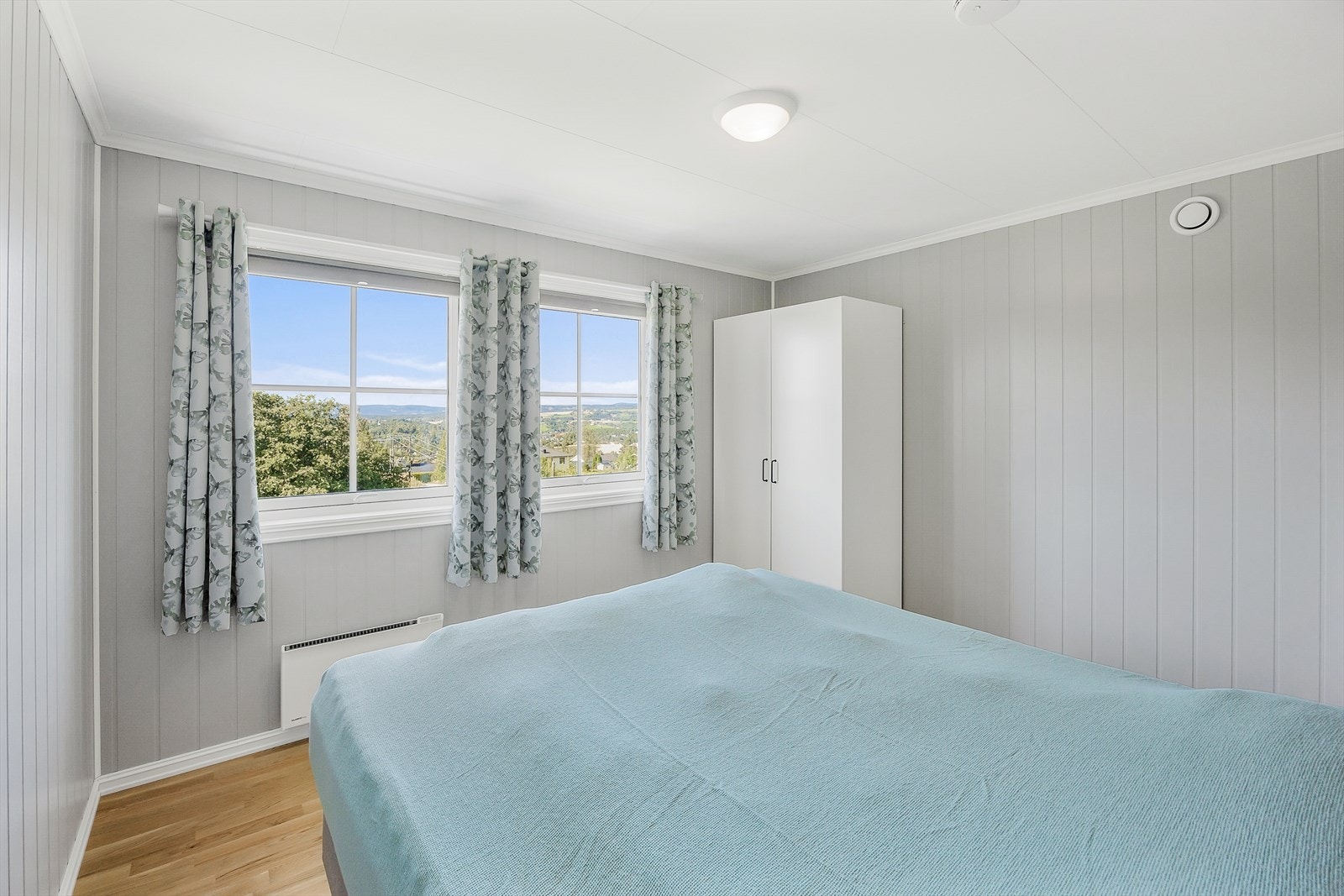 Romslig og innbydende med rolige gråtoner og oppbevaringsmuligheter. Galleribilde