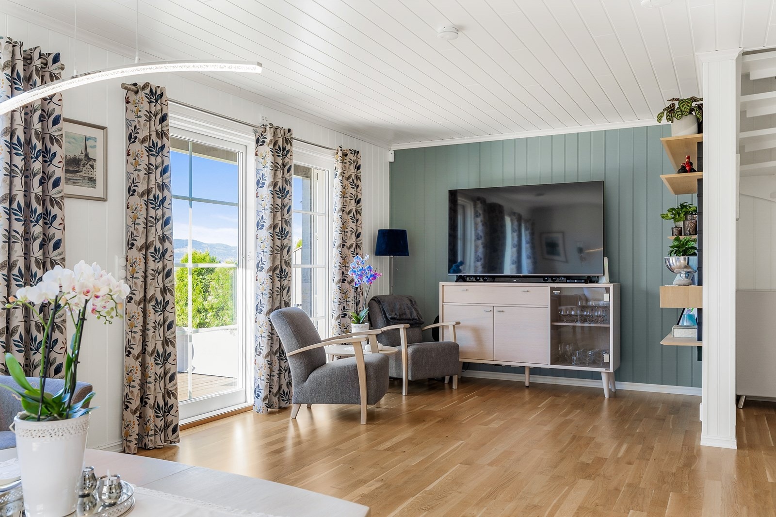 En harmonisk kombinasjon av funksjon og design. Fra stuen er det utgang til terrasse og hage via terrassedør. Galleribilde