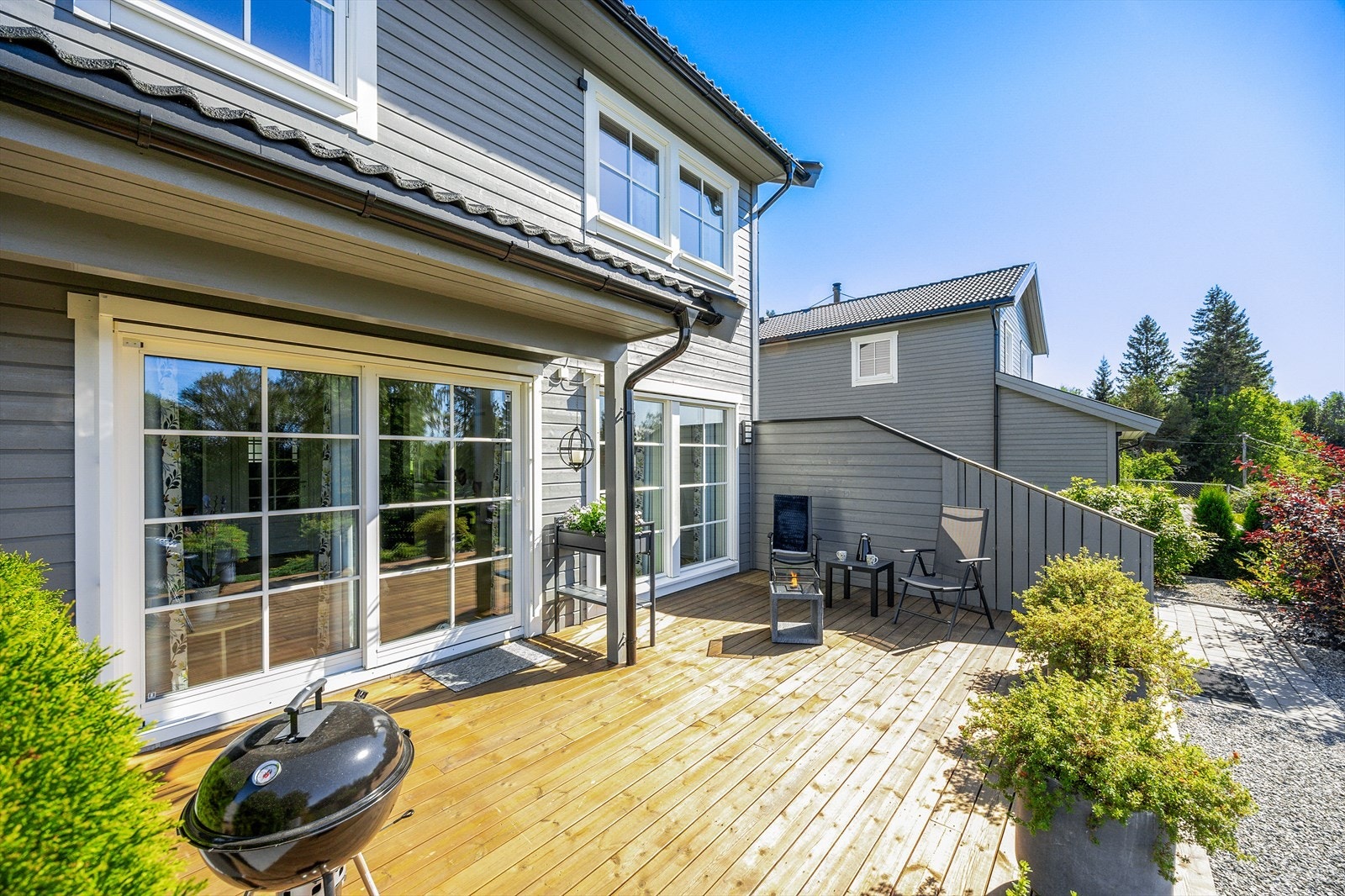 Terrassen er godt skjermet for innsyn - et herlig pusterom utenfor stuedøren. Galleribilde