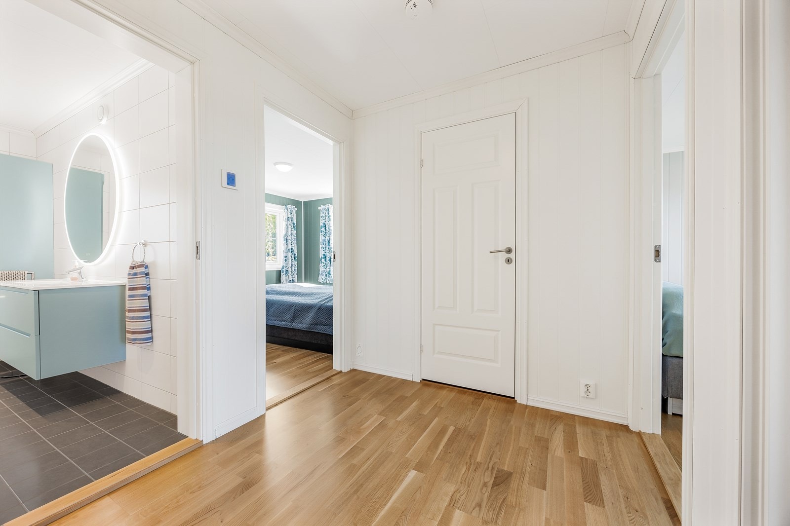 I boligens 2. etasje er det tre gode soverom, bod og et romslig moderne bad. Galleribilde