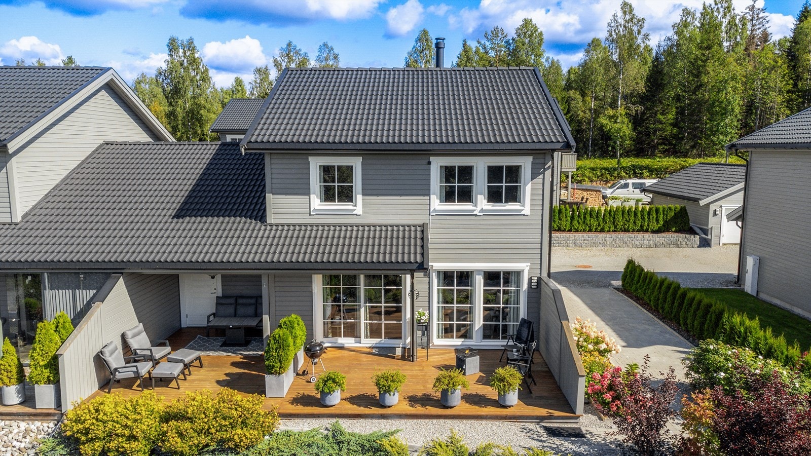 Boligen har et flott opparbeidet uteområde med utvidet terrasse på hele 47 kvm. Galleribilde