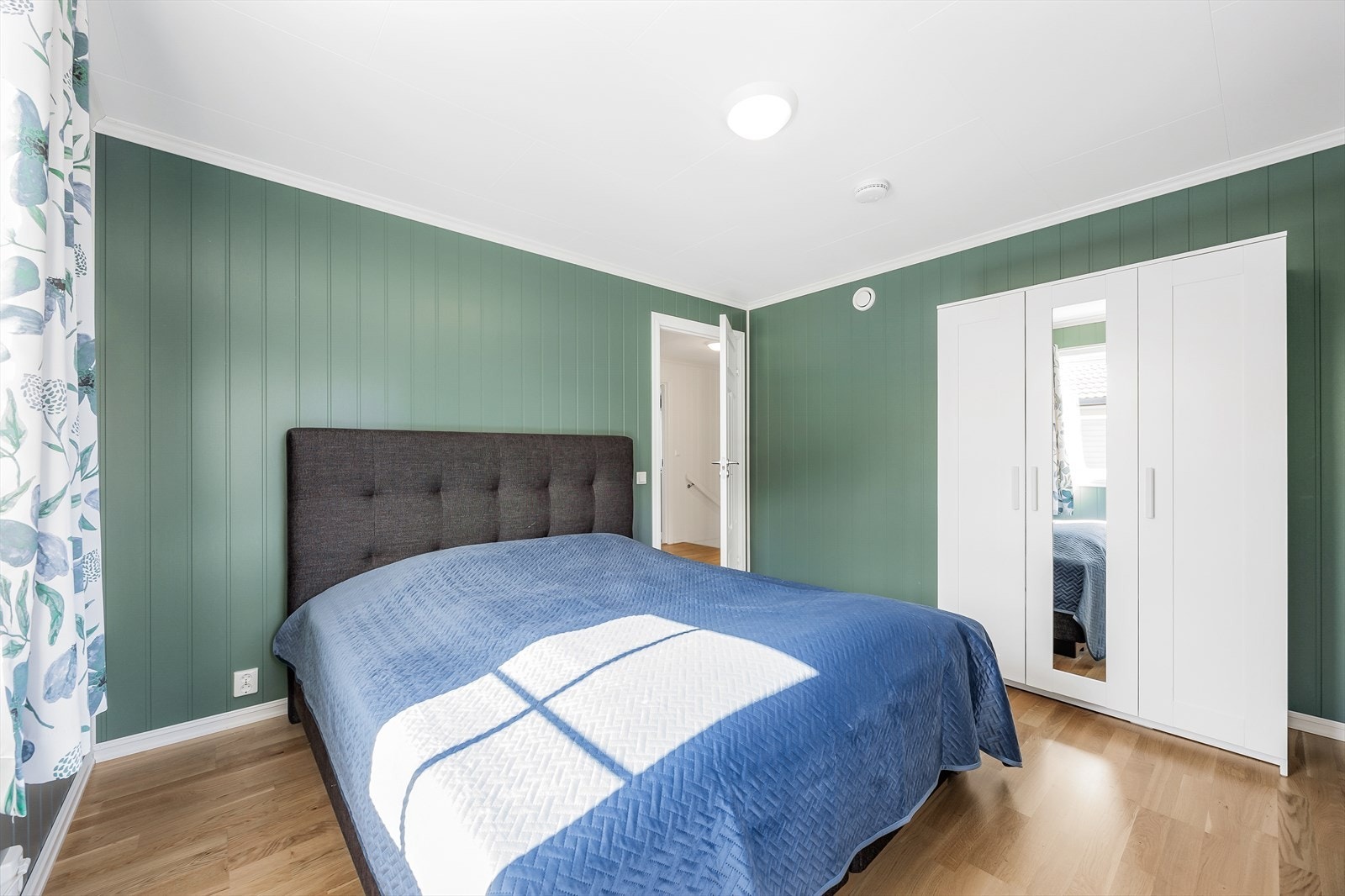 God plass til både seng og garderobeskap - praktisk og stilrent. Galleribilde