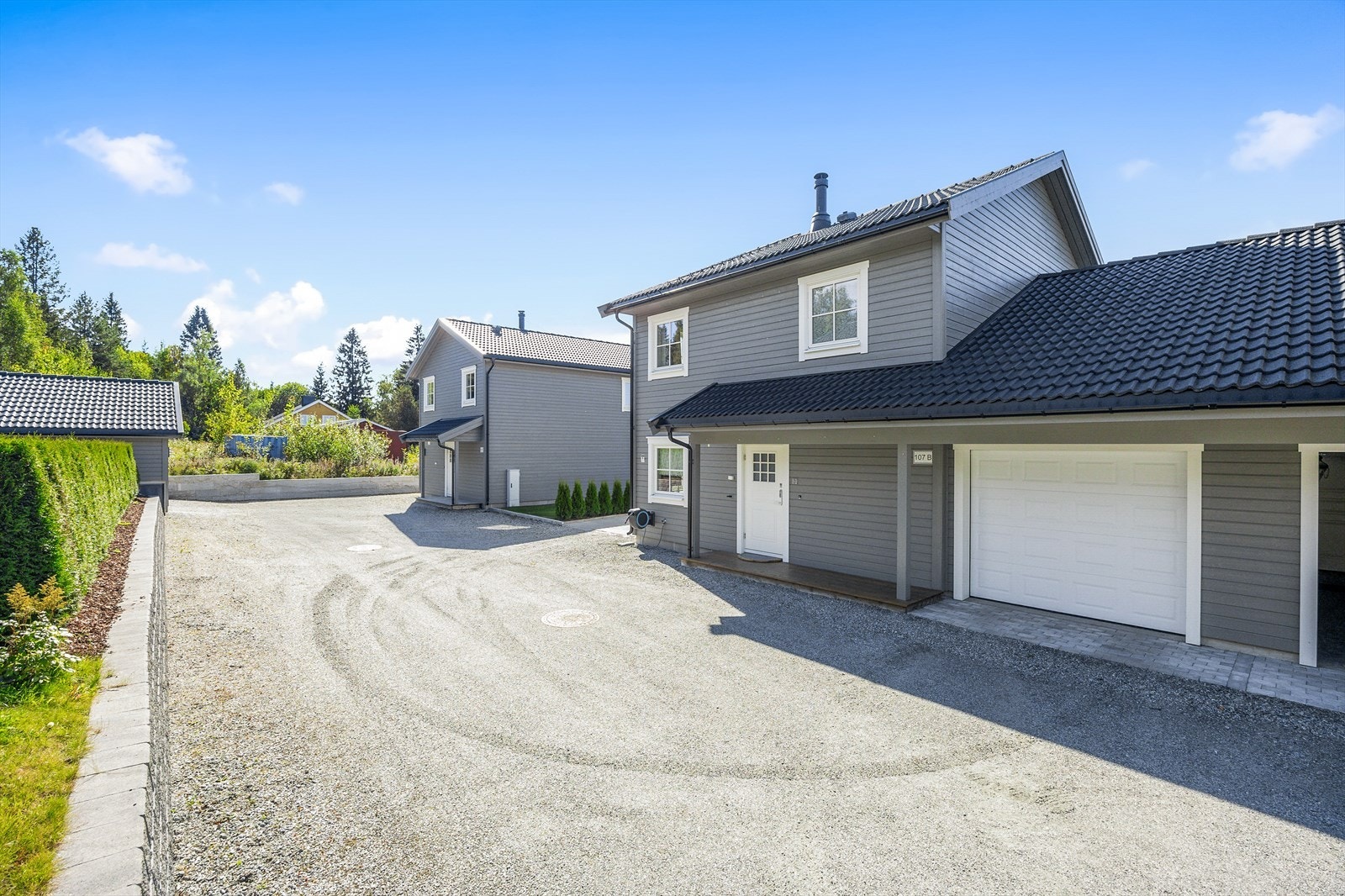 Gårdsplassen er rosmlig og åpen for trygg ferdsel. Galleribilde