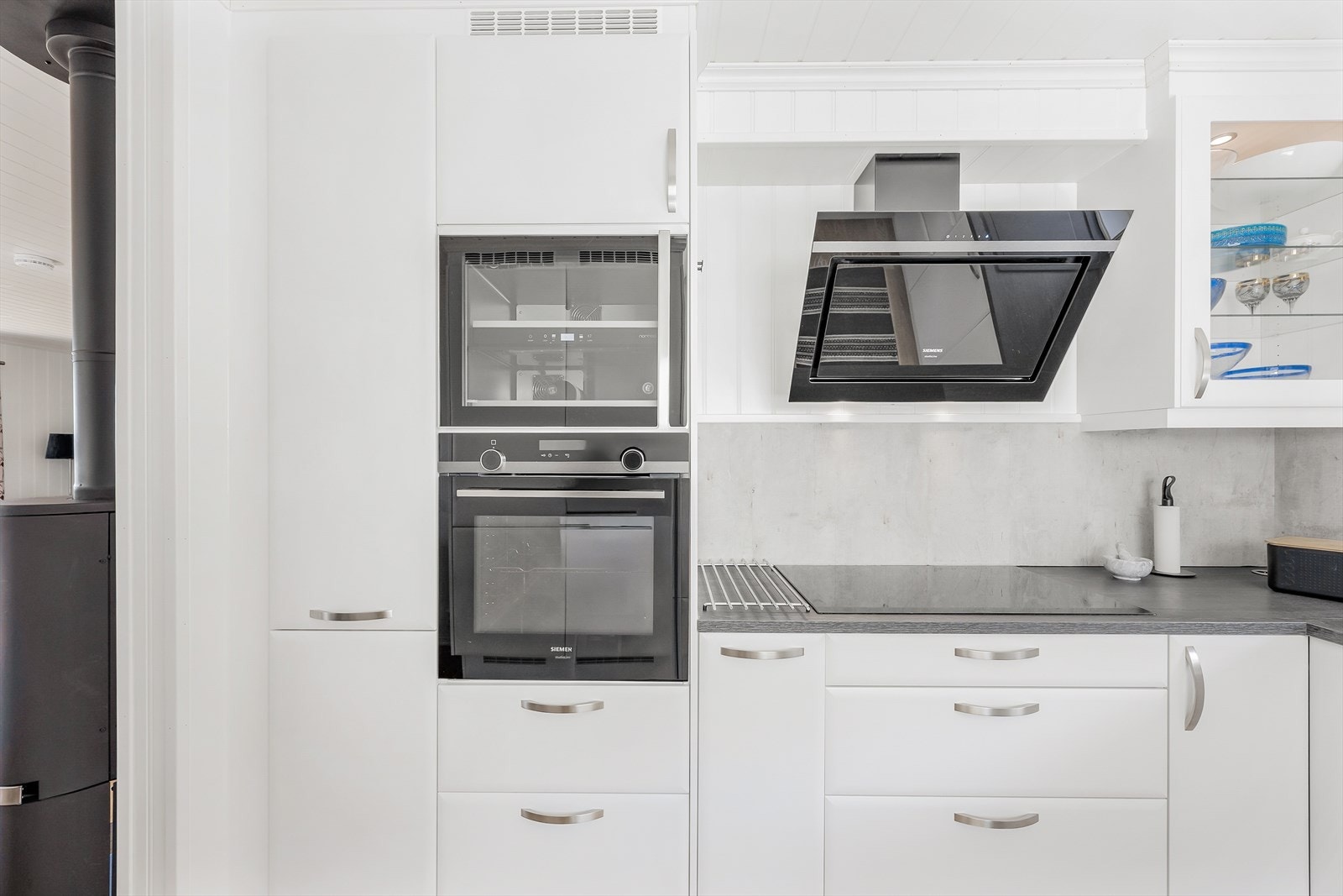 Kjøkkenet har integrert kjøleskap, stekeovn, platetopp, vinskap og oppvaskmaskin. Galleribilde