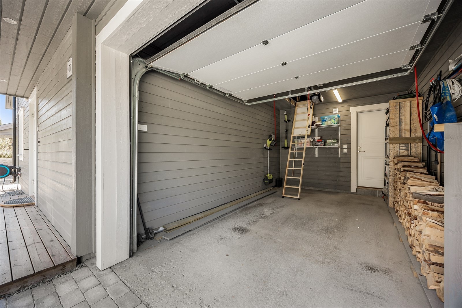 Garasjen har støpt dekke og portåpner. Det er adkomst videre til isolert loft over garasjen og sportsbod i bakkant. Galleribilde