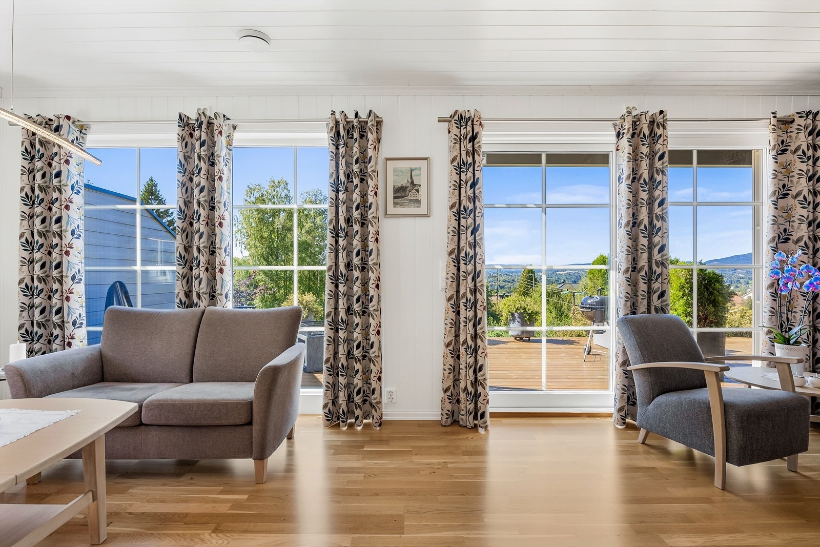 Godt med vindusflater i stuen som slipper inn mye naturlig lys i boligen. Galleribilde