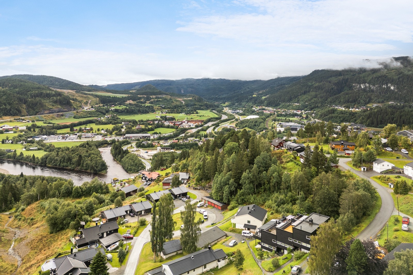 Rett utenfor døren har man flotte turområder. Det er også kort vei til dagligvarebutikker, skoler, barnehager, idrettsanlegg og kollektivtilbud. Galleribilde