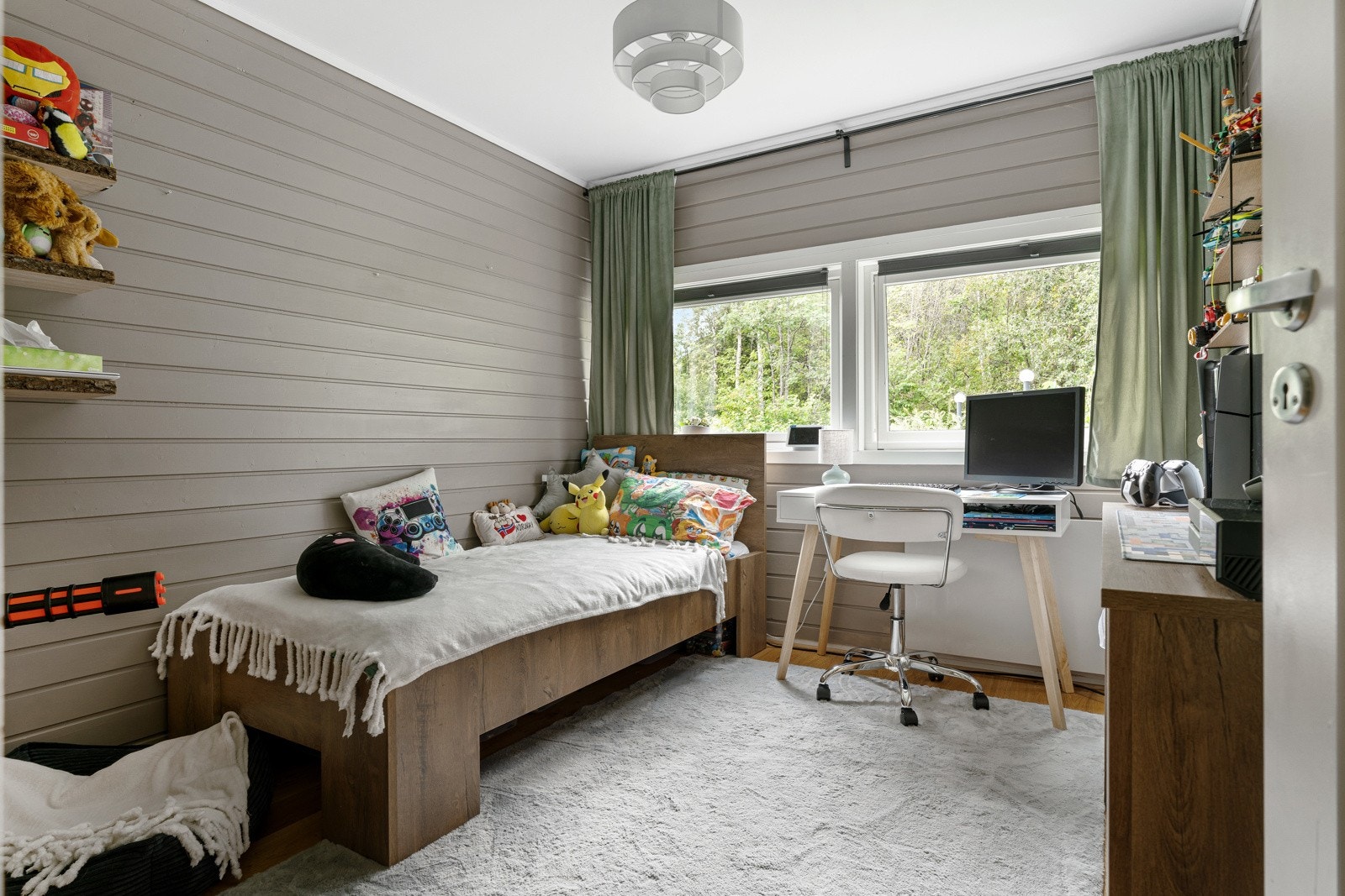 Begge soverommene har god plass til en enkel- eller dobbeltseng, nattbord og garderobeskap. Galleribilde