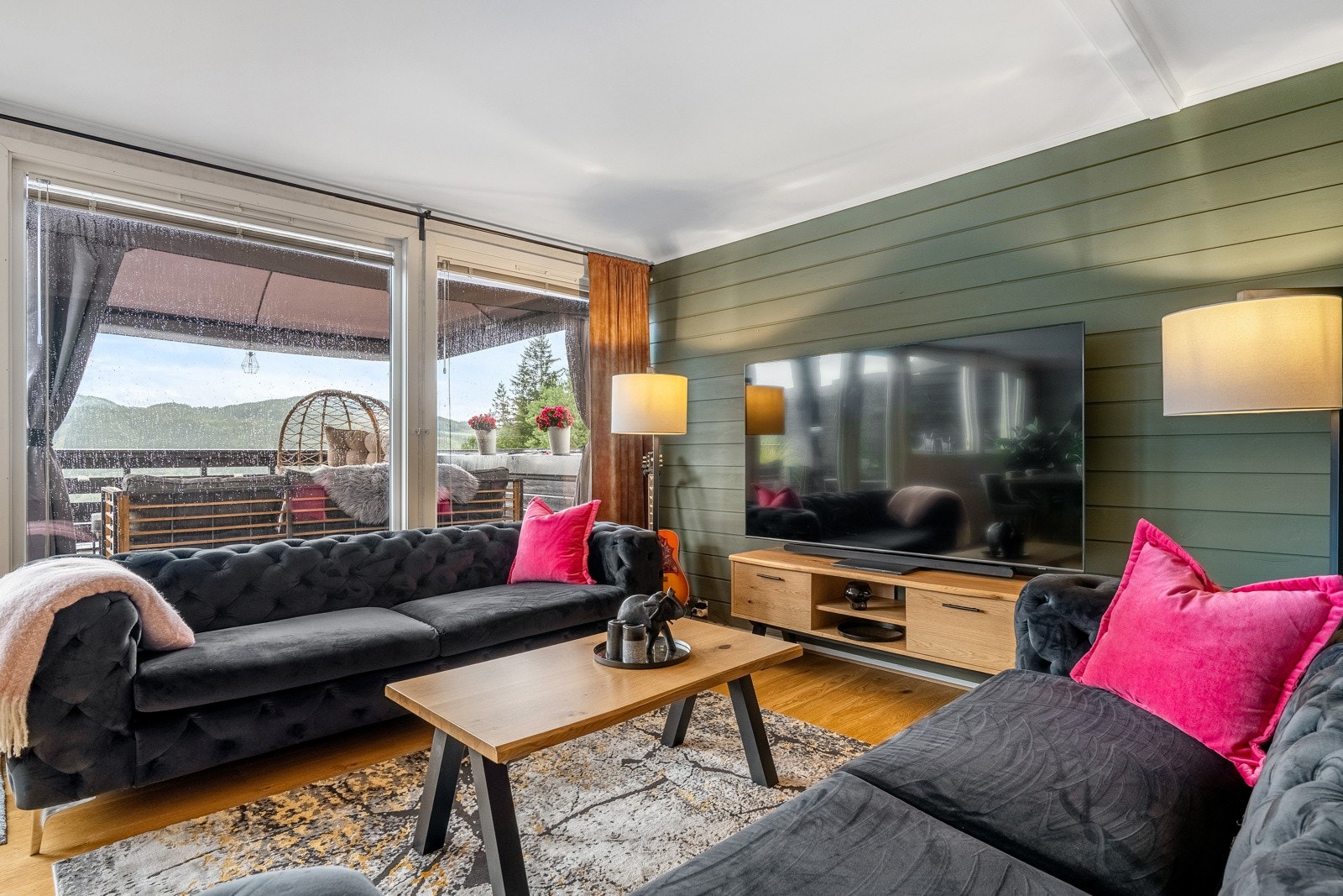 Fra stuen er det direkte utgang til terrassen. Galleribilde