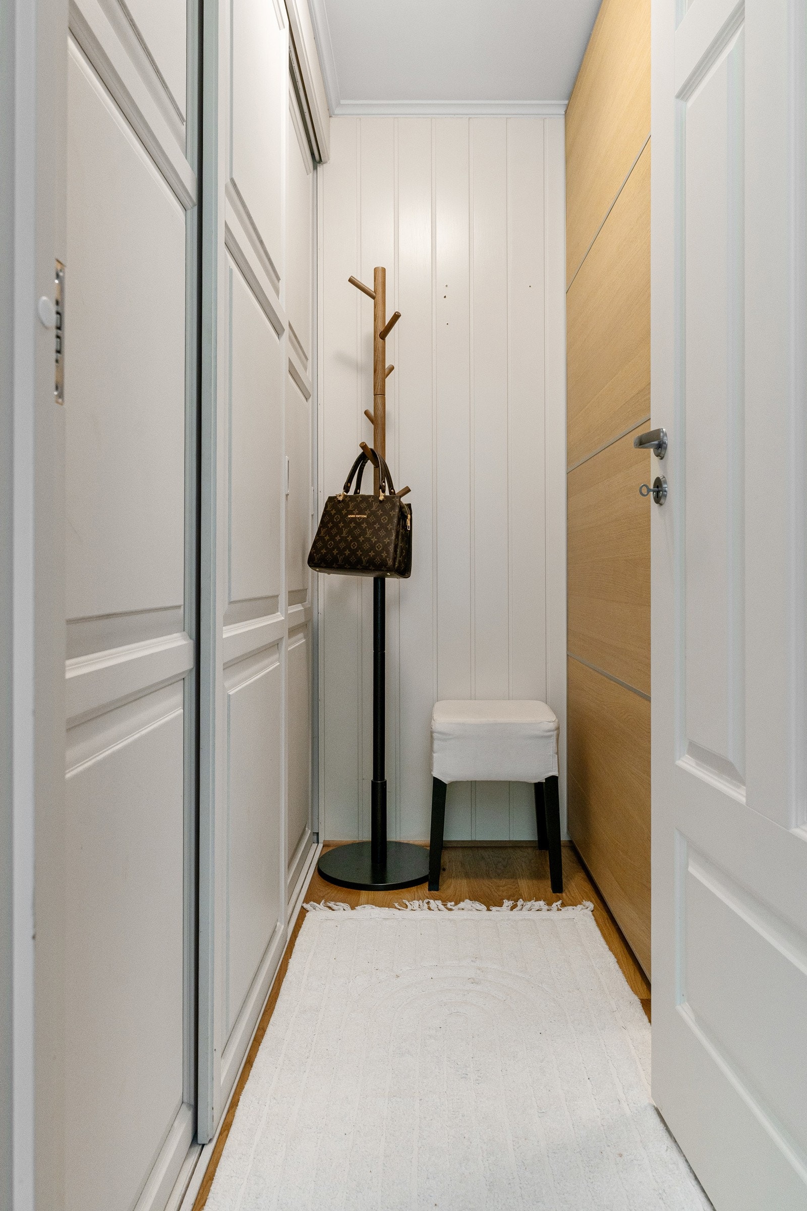 I tilknytning til det ene soverommet har man walk-in closet fra 2025. Galleribilde