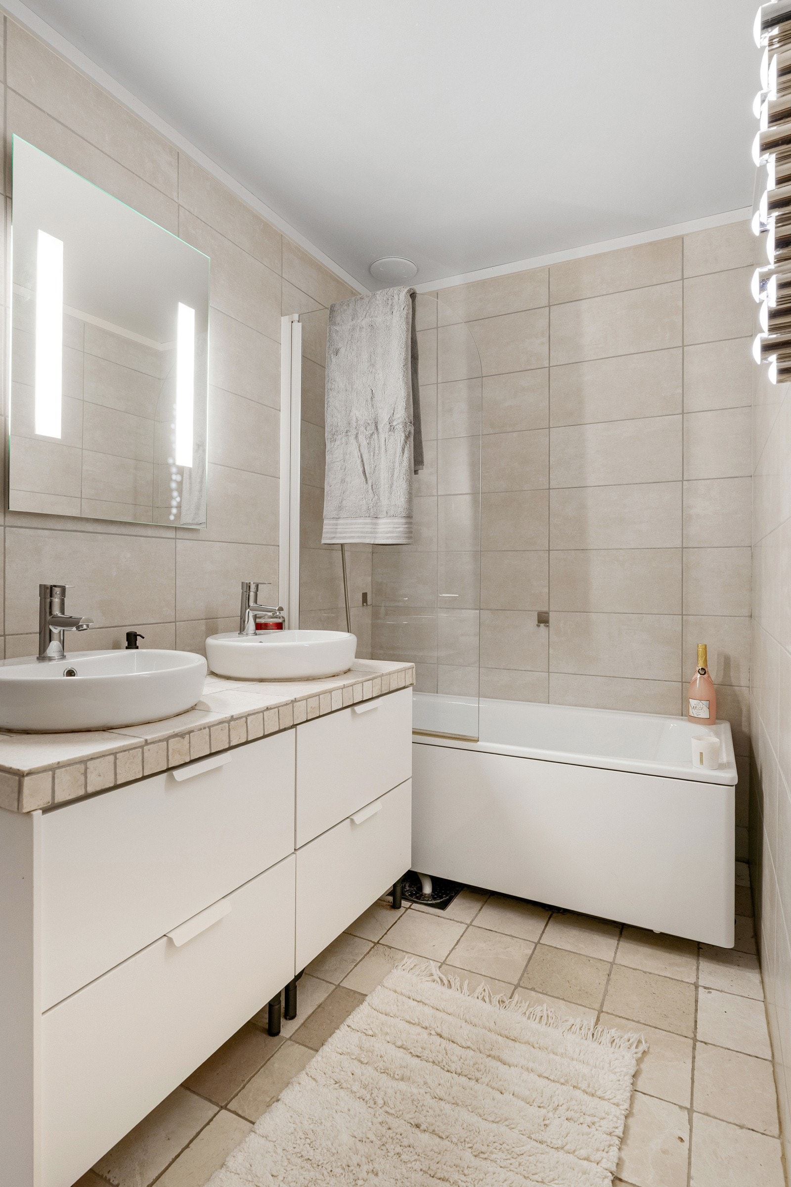 Pent flislagt bad fra 2015 med behagelig gulvvarme, utstyrt med dobbelservant og badekar. Galleribilde